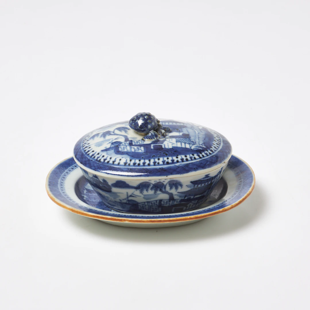 SMÖRTERRIN med UNDERFAT. Jiaqing (1796-1820), porsln, underglasyrblått.