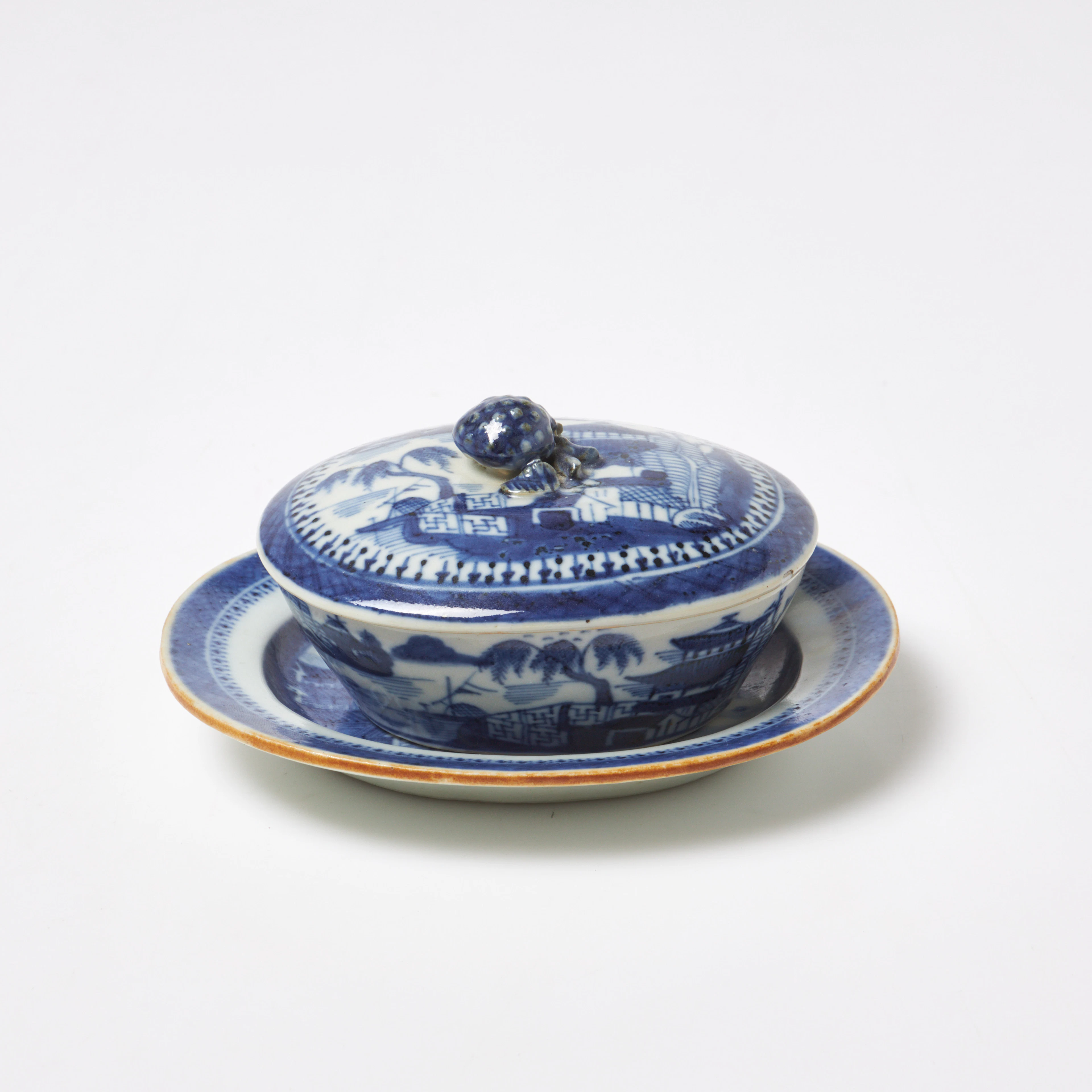 SMÖRTERRIN med UNDERFAT. Jiaqing (1796-1820), porsln, underglasyrblått.