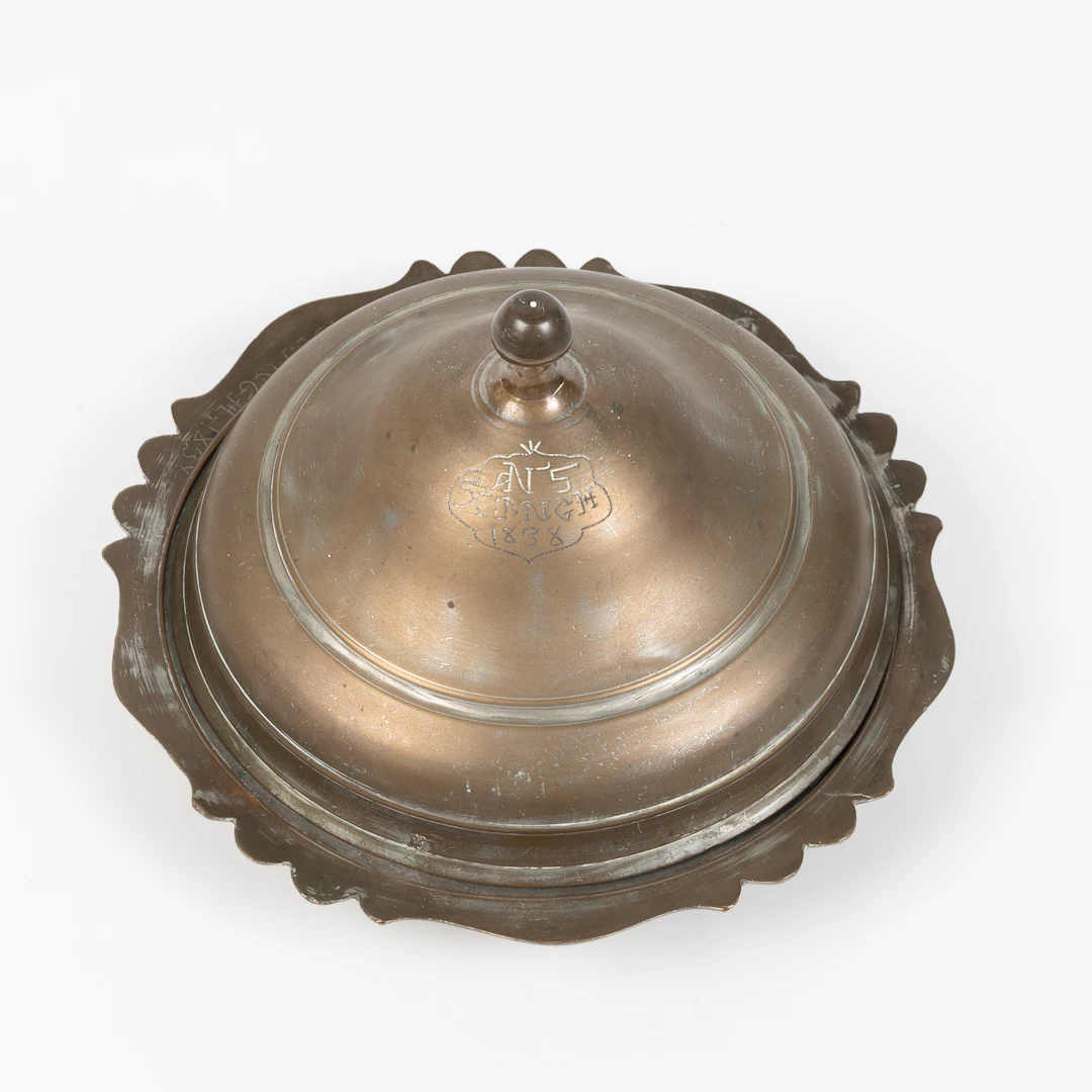 SERVERINGSFAT, med lock, förtennad koppar, rokokostil, daterad 1838.