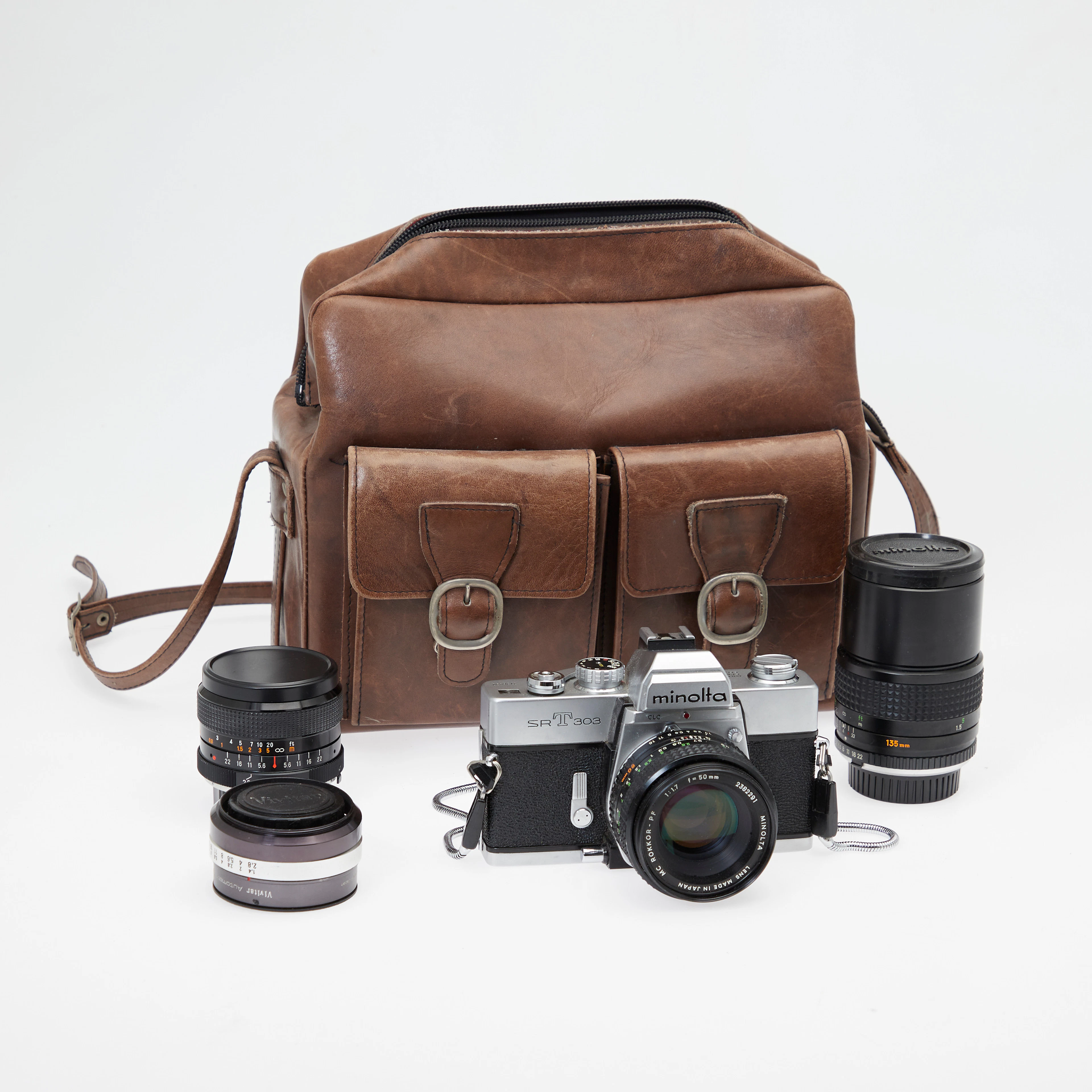 MINOLTA. Konvolut, Spiegelreflexkamera „SR-T 303“ mit drei Objektiven