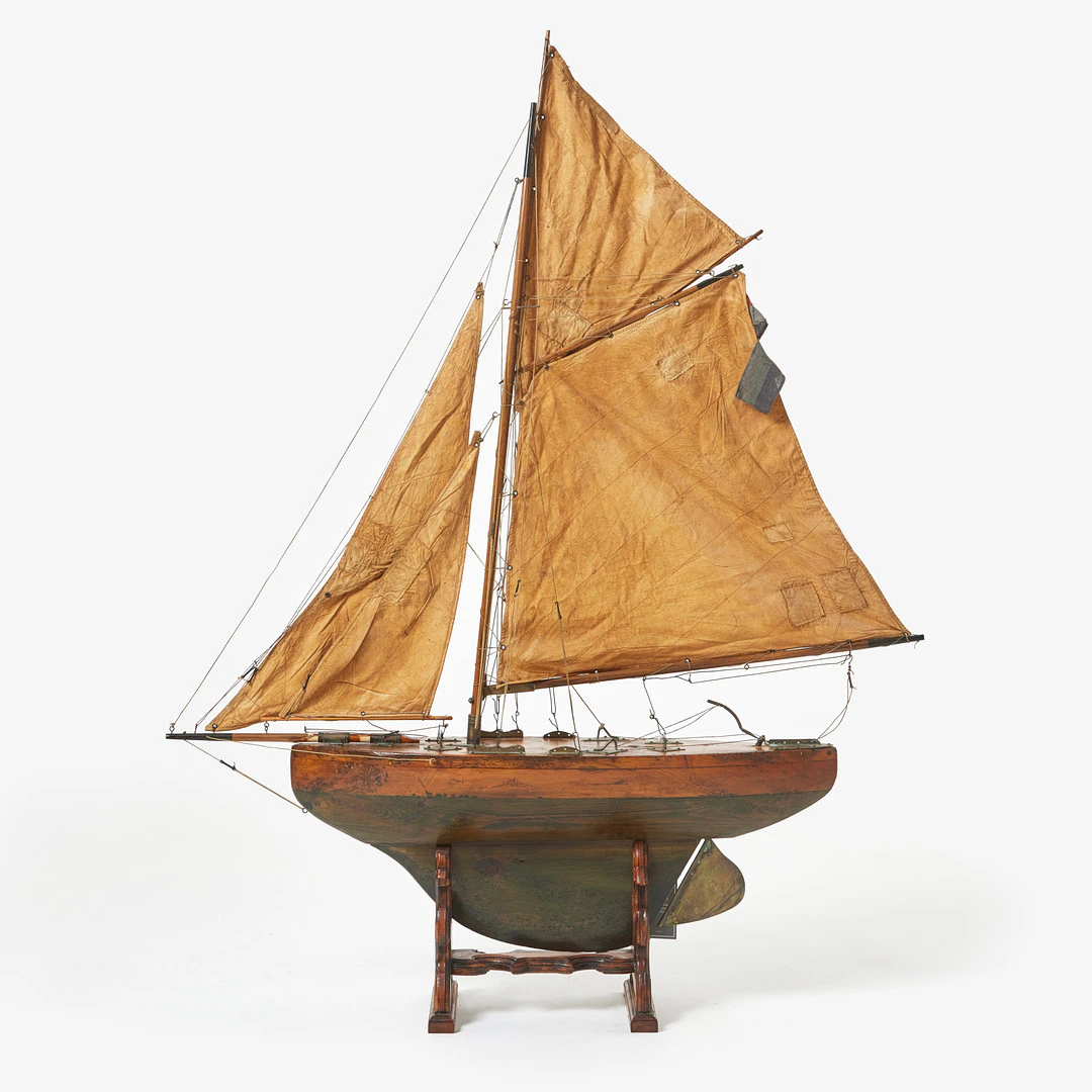 POND YACHT, seglande modell, föreställande slup, blockbyggd, roder