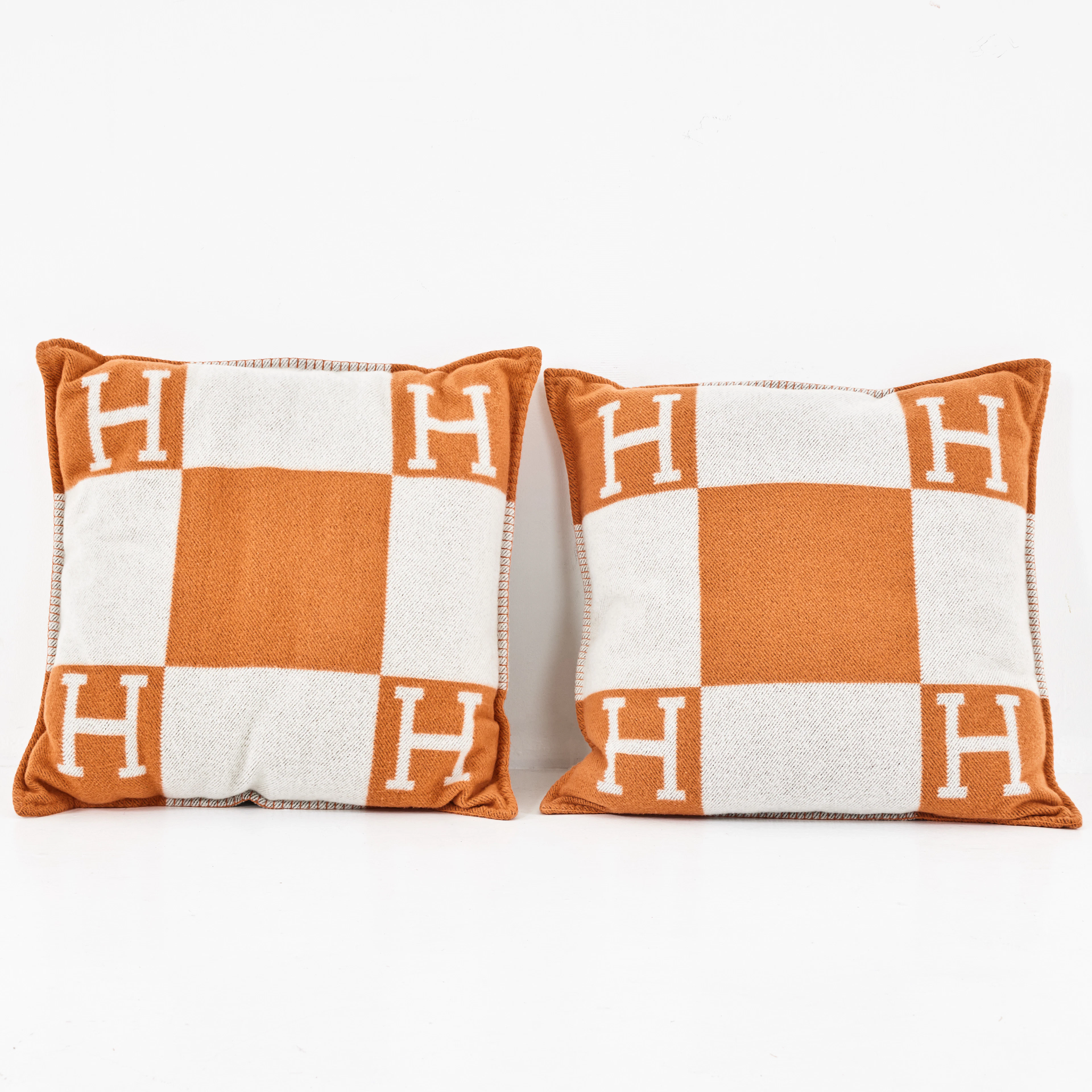 HERMÈS, "Avalon", kuddar, 1 par, orange, avtagbart överdrag i merinoull