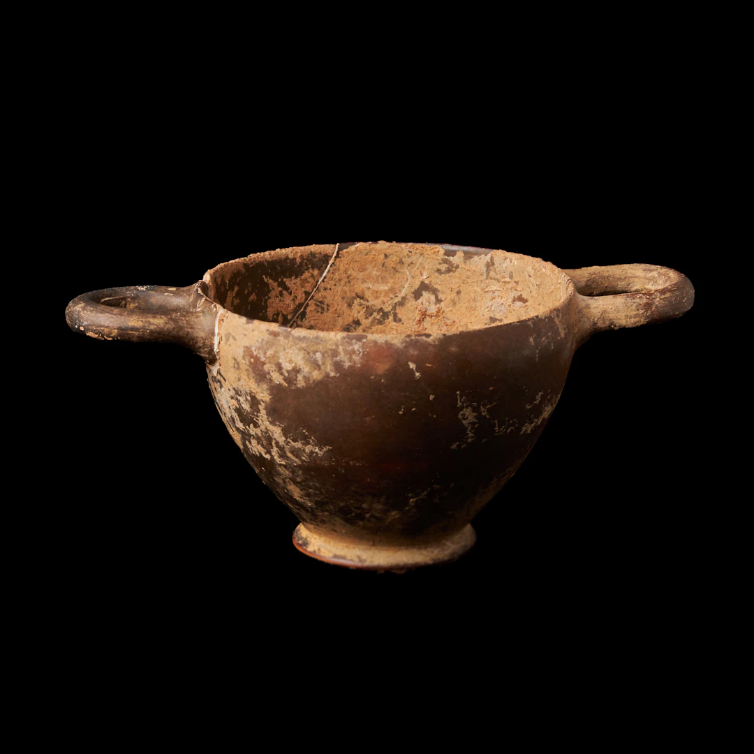 SKYFOS, Grekland, Magna Graecia, ca 300-tal f Kr, lergods med svart glasyr.