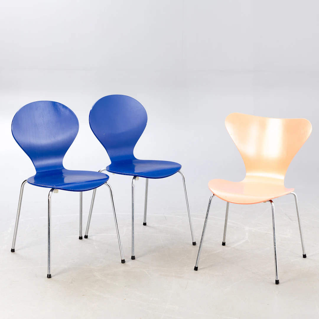 Drei Stühle: ein Stuhl 3107 von Arne Jacobsen in rosa und zwei Stühle