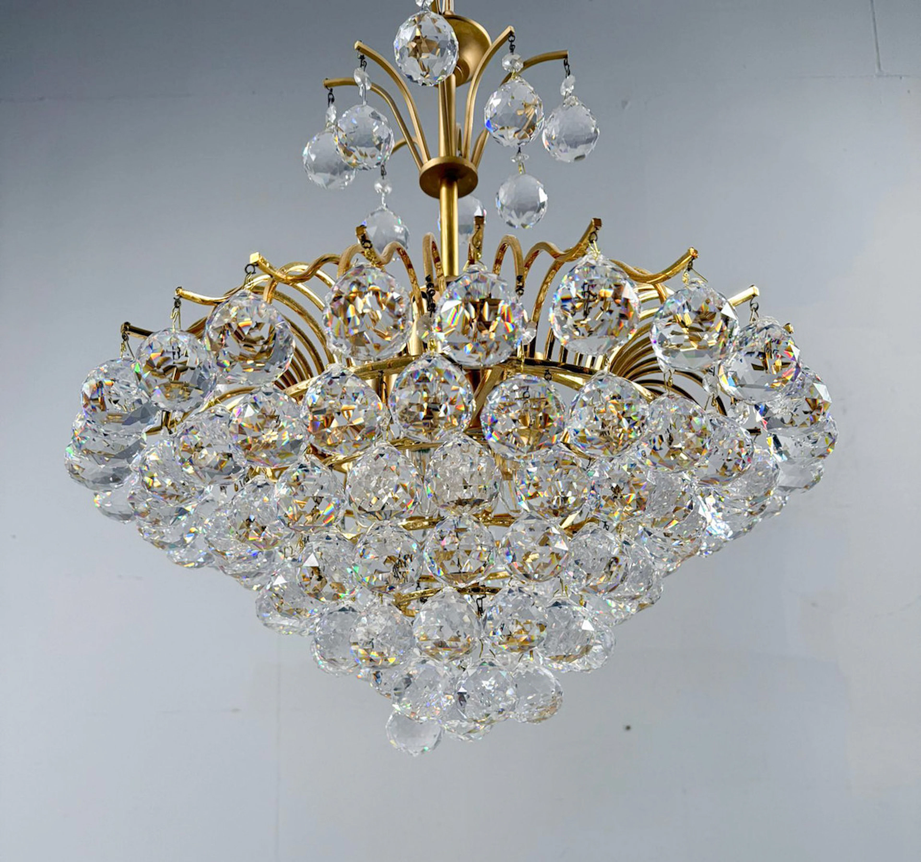 ERNST PALME. Kronleuchter/Deckenlampe mit Kristallgläser, Hollywood