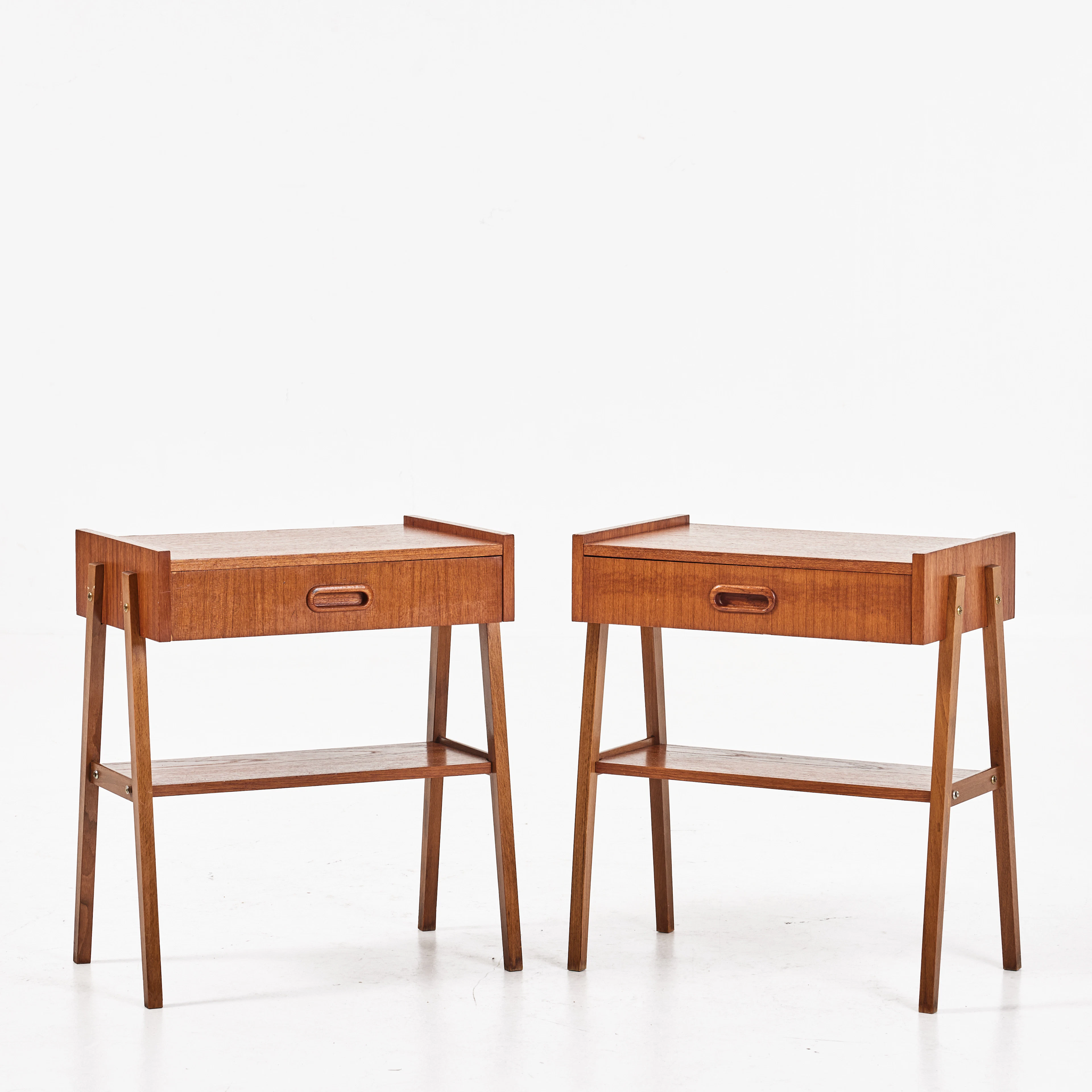 SÄNGBORD, ett par, 1960-tal, fanérade i teak.