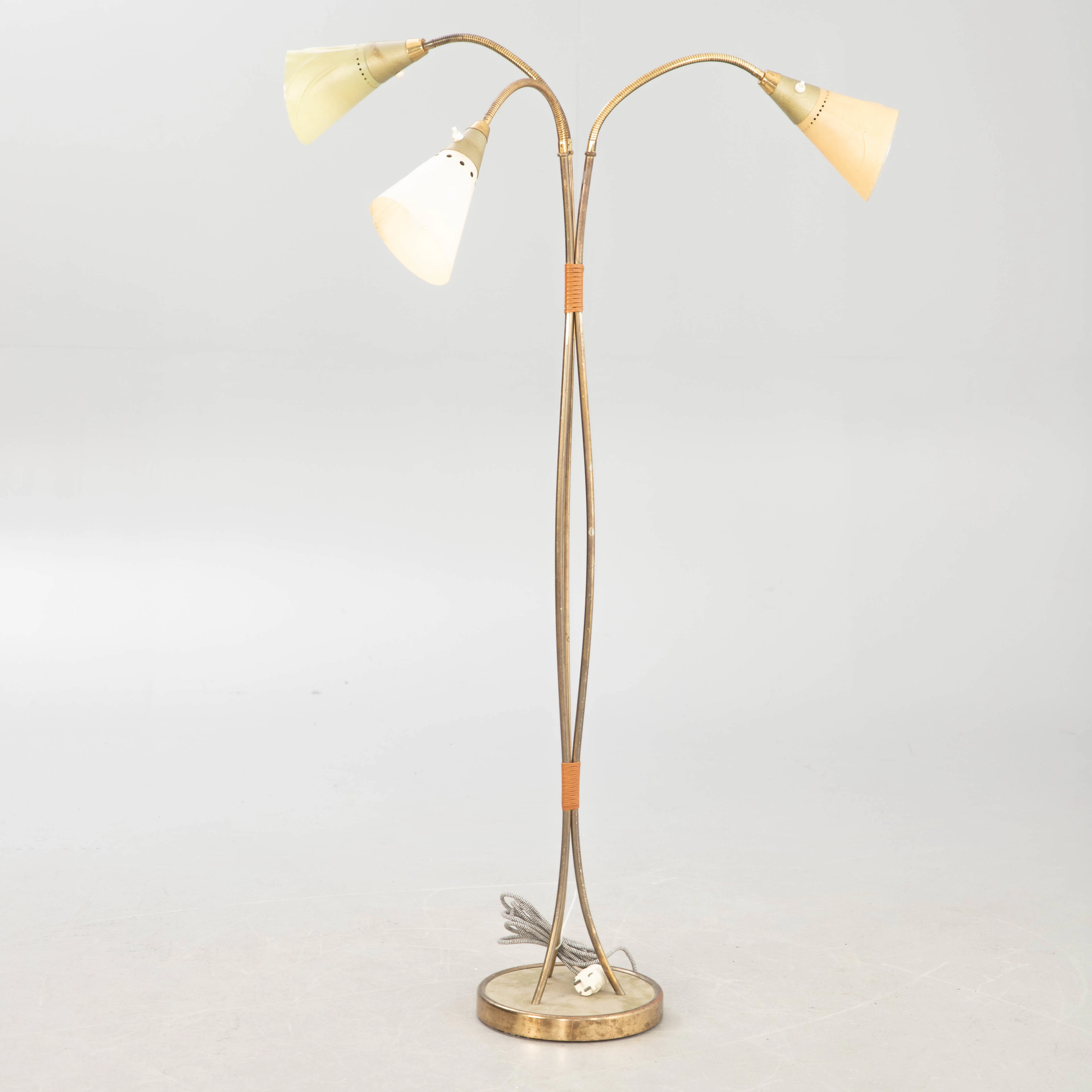 Stehlampe, Messing und Leder, 1950er Jahre.