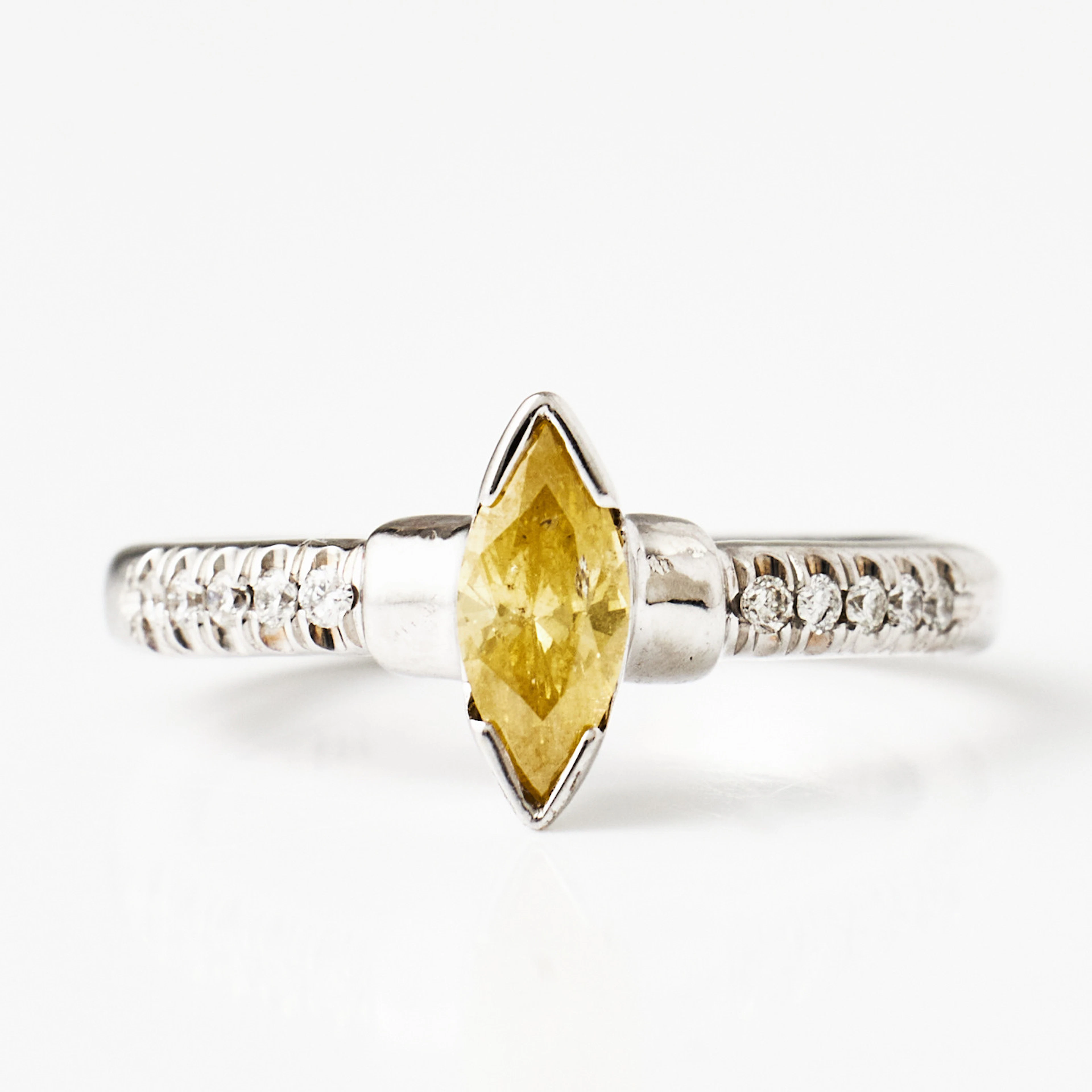 RING, 14 k vitguld, gul navettslipad diamant ca 0,35 ct., Fancy Yellow