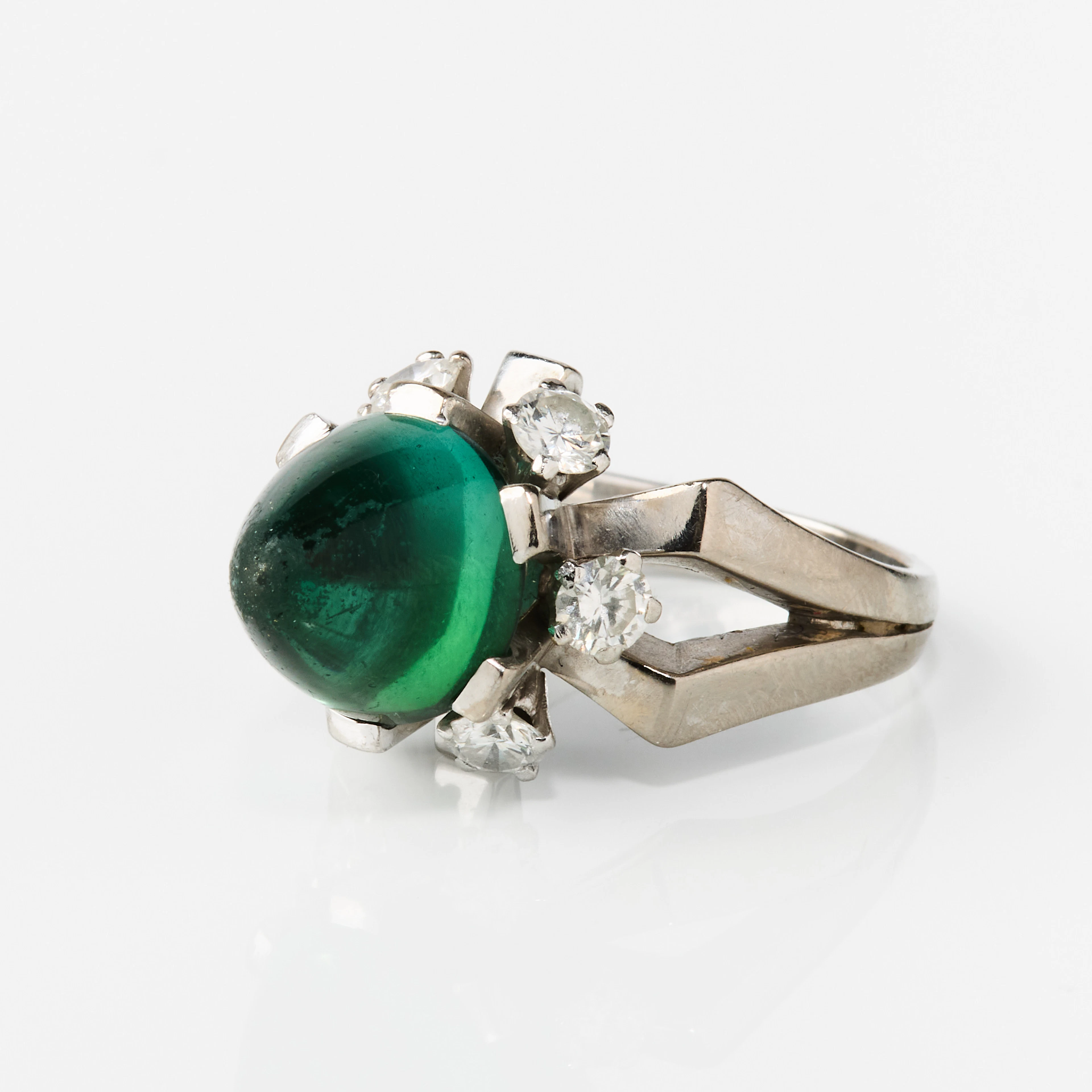 W.A. BOLIN. Ring, 18K vitguld med en grön turmalin och diamanter.
