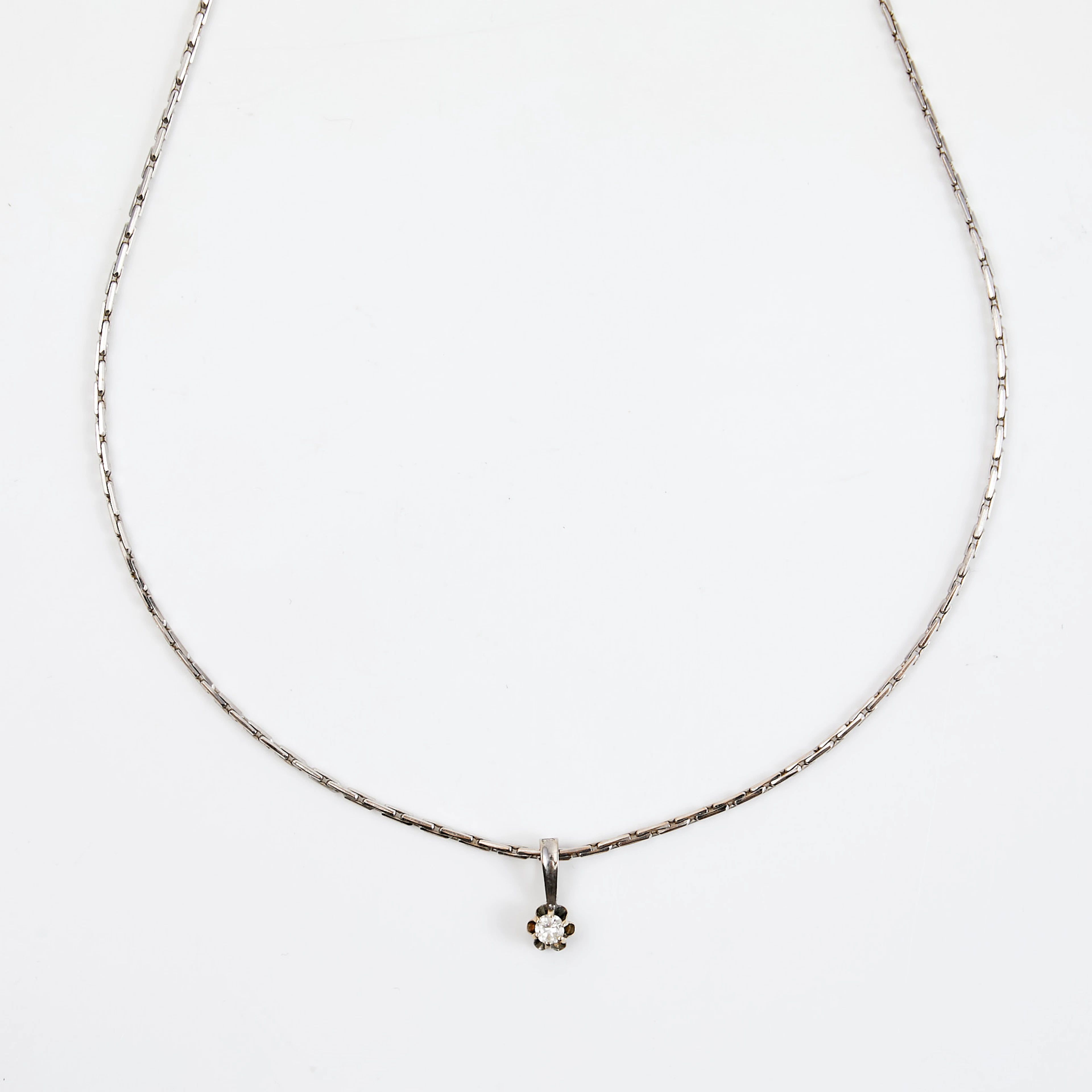 HALSBAND, 18 k vitguld, hänge med 1 vit fasettslipad safir.