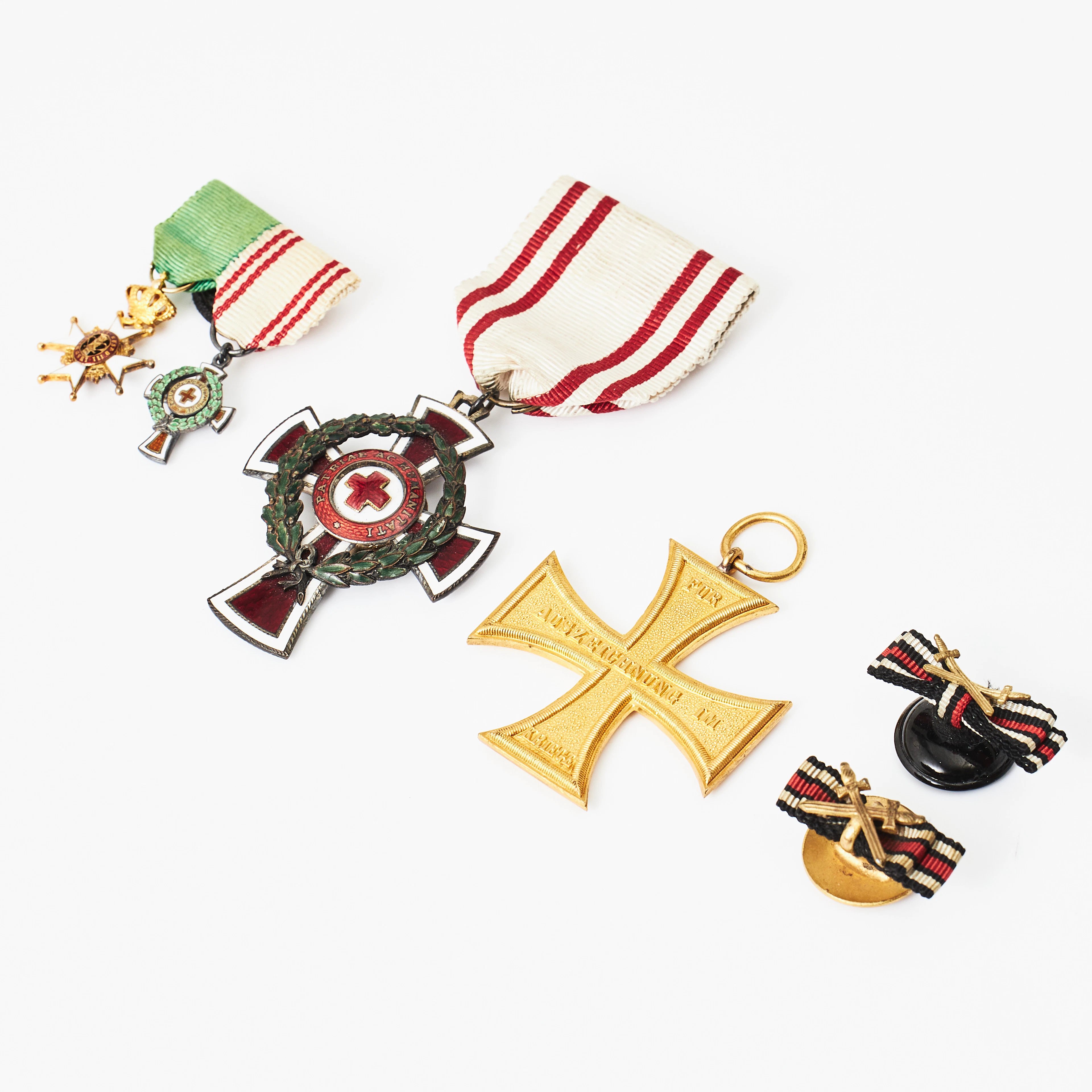 VASATECKNET, 18 k guld, MEDALJ samt miniatyr, silver, vit, röd och