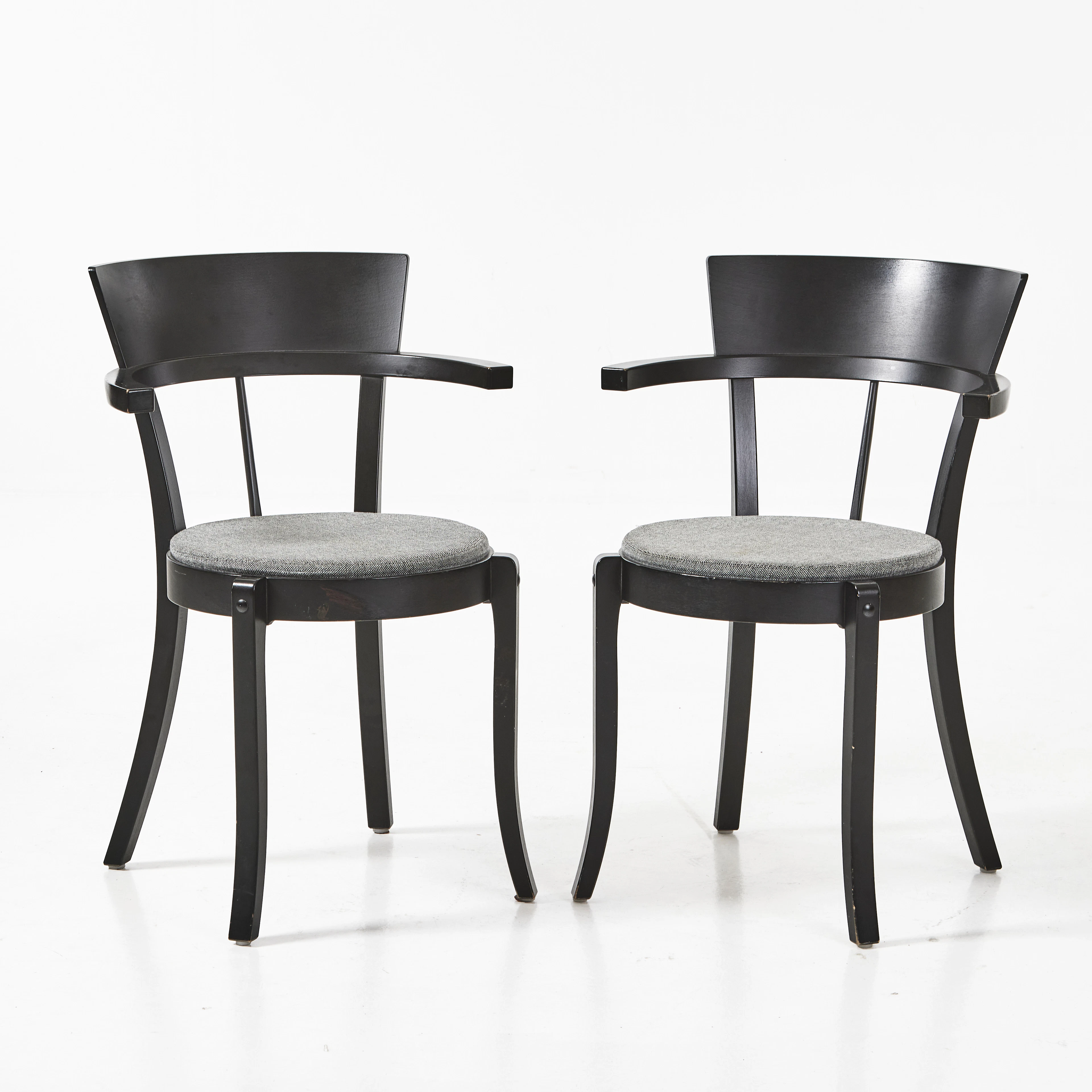 ÅKE AXELSSON. Karmstolar, ett par, stämpelmärkta, Gärsnäs, 2012.