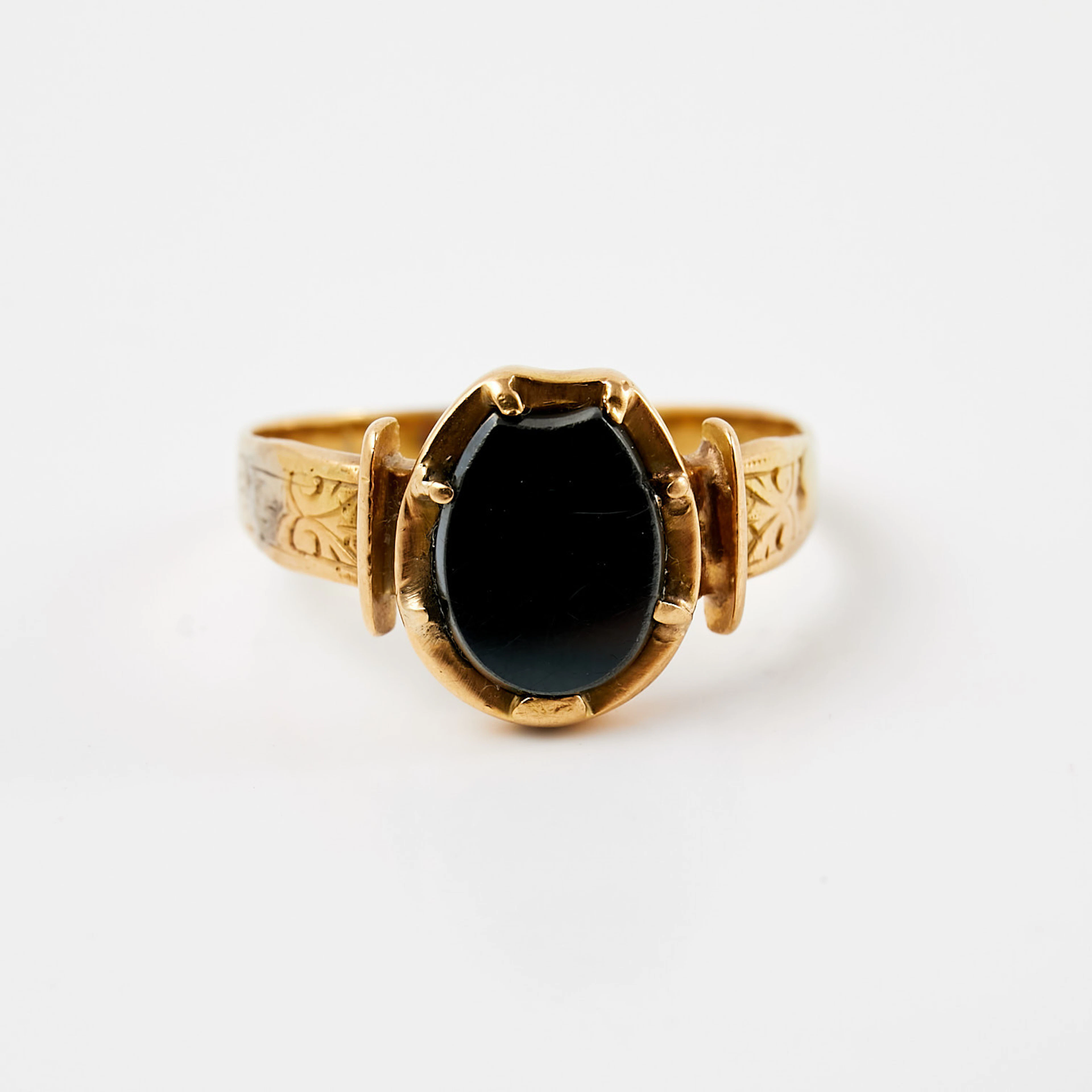 KLACKRING, 18 k guld, 1 planslipad hematit, graverad dekor, 1889.
