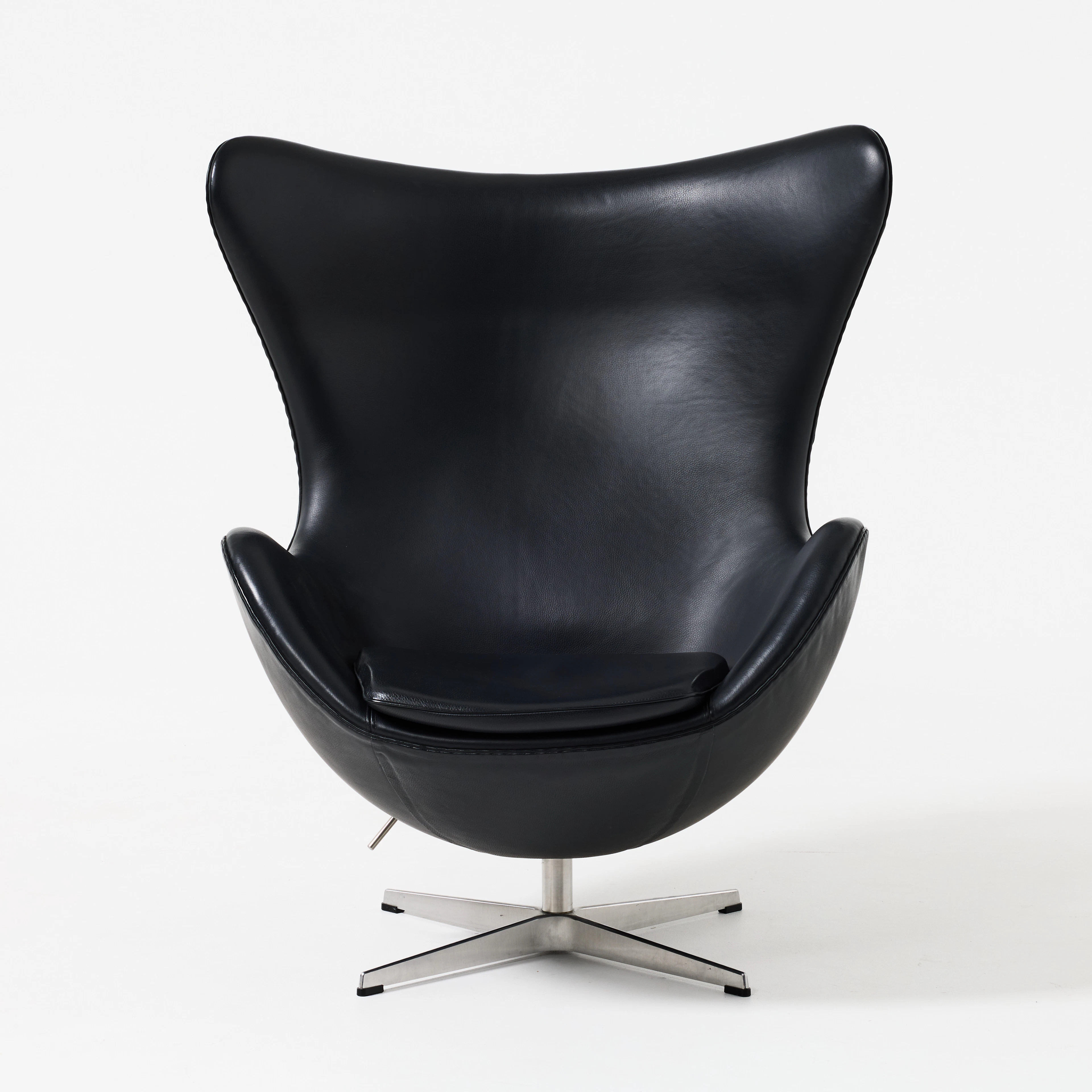 ARNE JACOBSEN. ARNE JACOBSEN. "Ägget", fåtölj, Fritz Hansen, Danmark