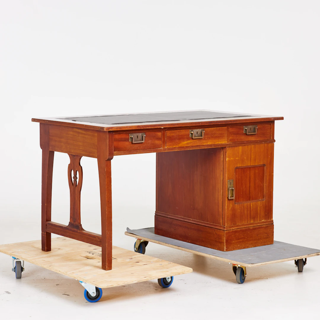 SKRIVBORD, Engelsk stil, 1900-talets början, läderklädd skrivskiva.