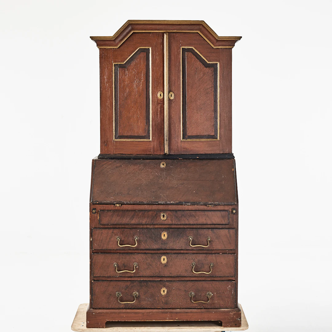 SKRIVSKÅP, imitationsmåleri, tvådelat, 1800-tal.