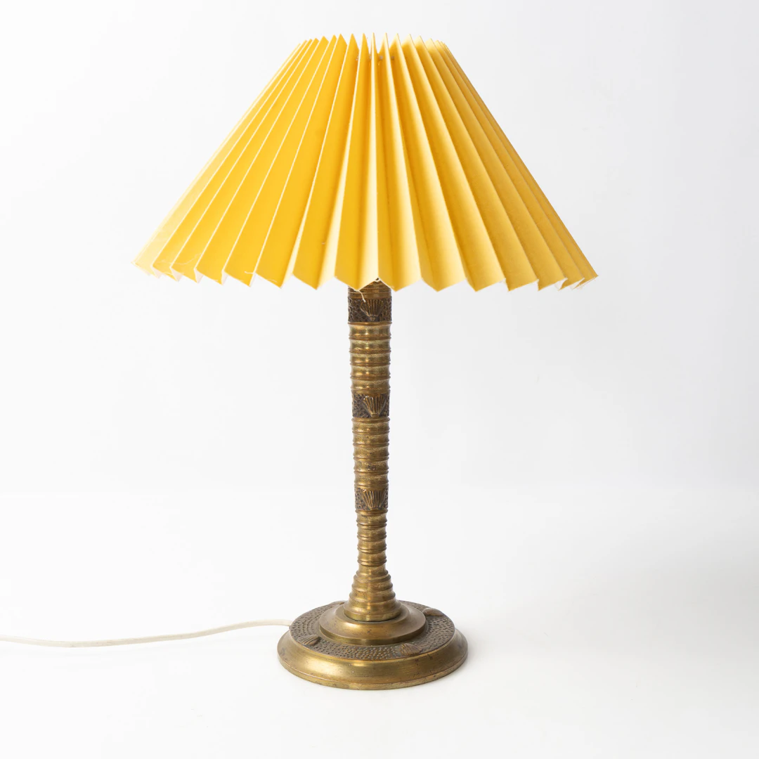 BORDSLAMPA, mässing, dekor med snäckskal, 1900-talets första hälft.