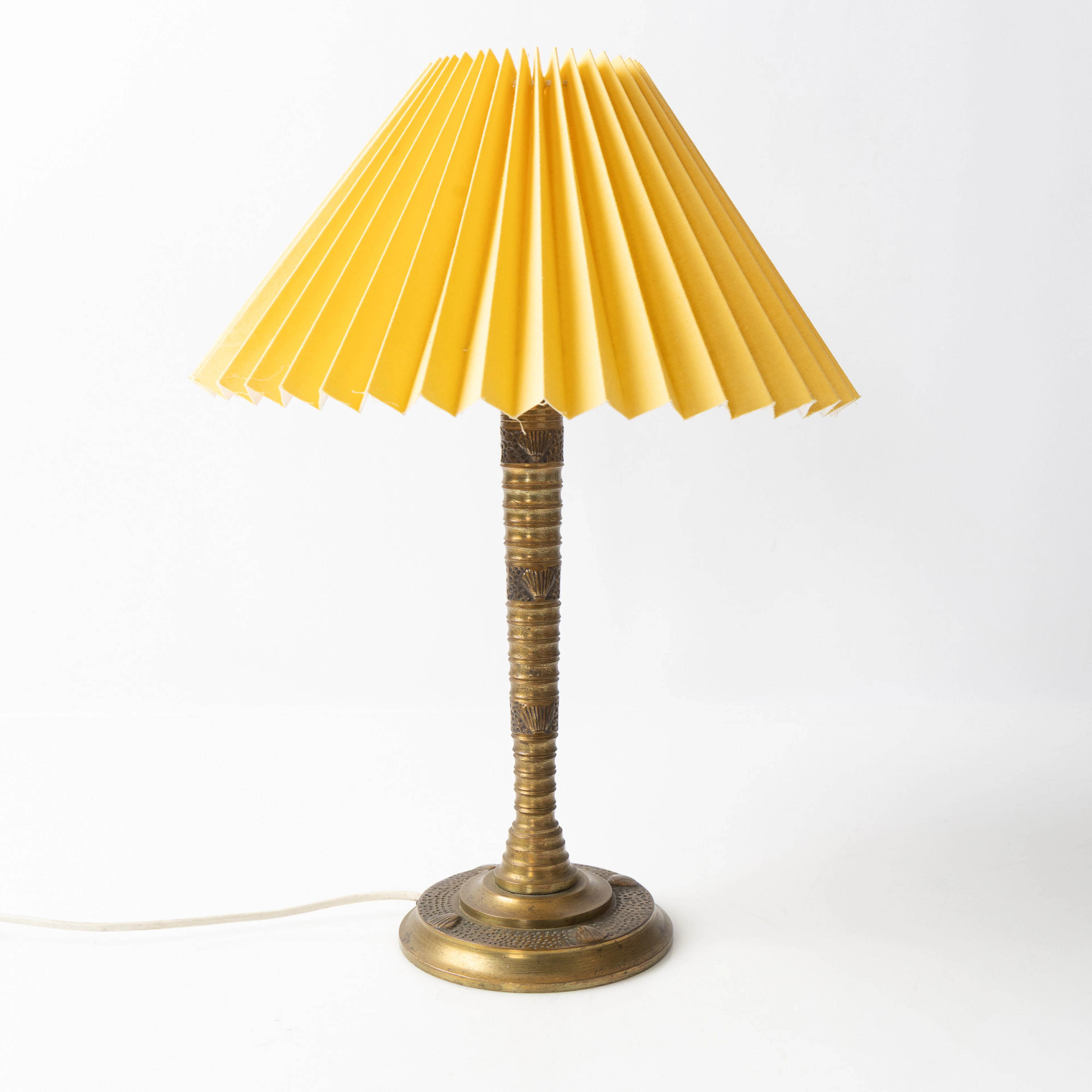 BORDSLAMPA, mässing, dekor med snäckskal, 1900-talets första hälft.