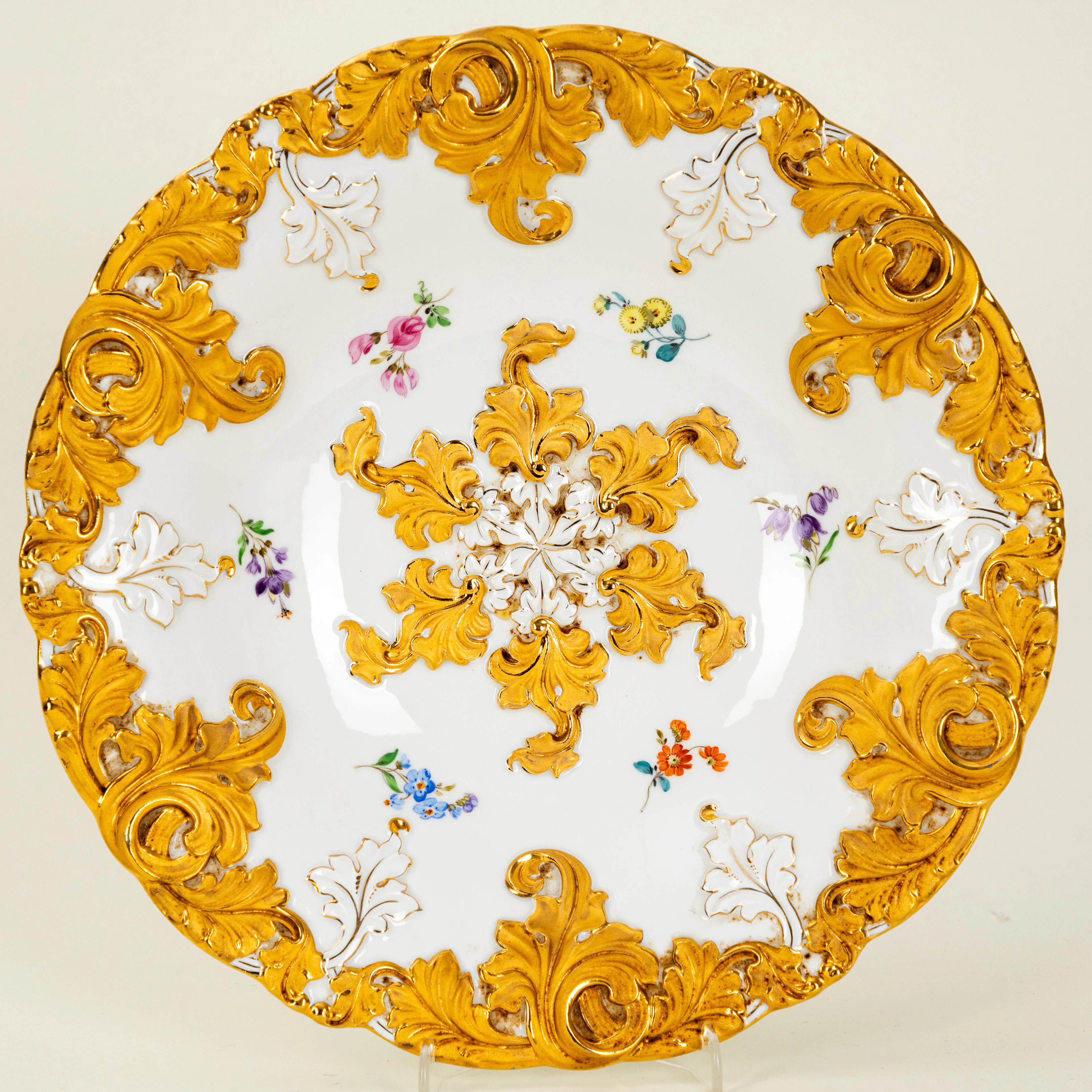 MEISSEN. Prunkteller mit Streublumen, Pfeifer-Periode, 1924-1934.