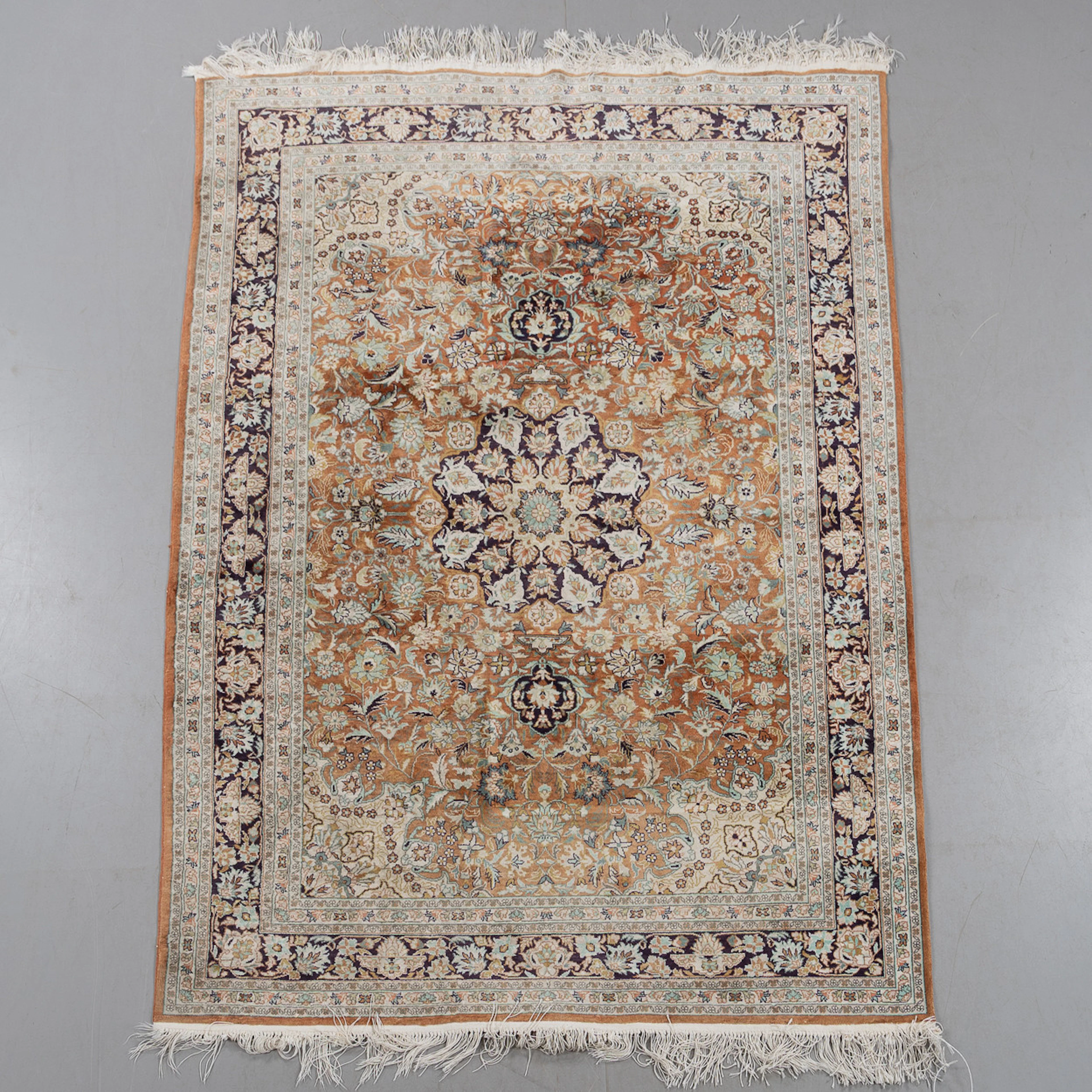MATTA, troligen persisk Kashan, ca 184 x 125 cm.