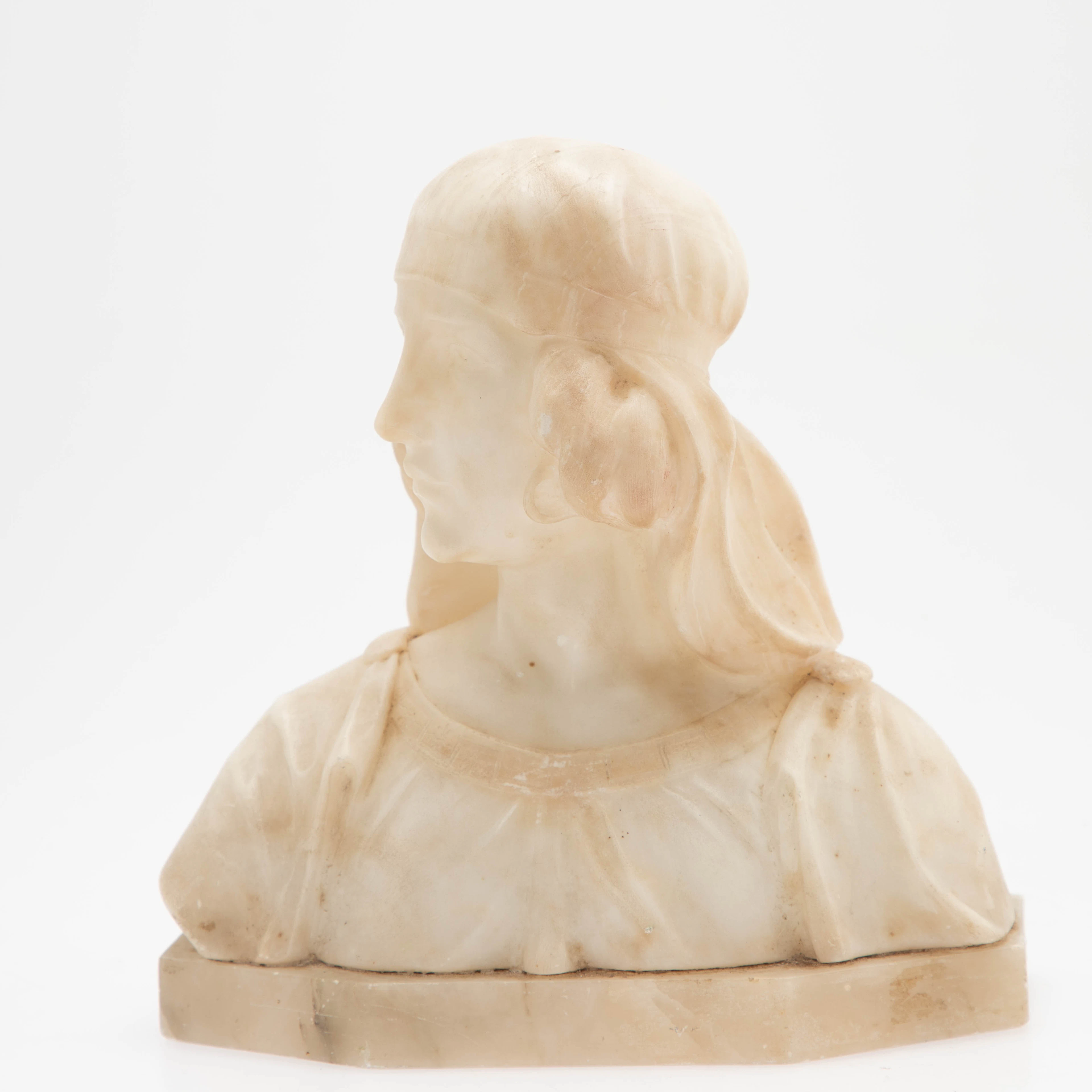Büste einer jungen Frau mit Schleier, Alabaster, wohl Italien, um 1910/20.