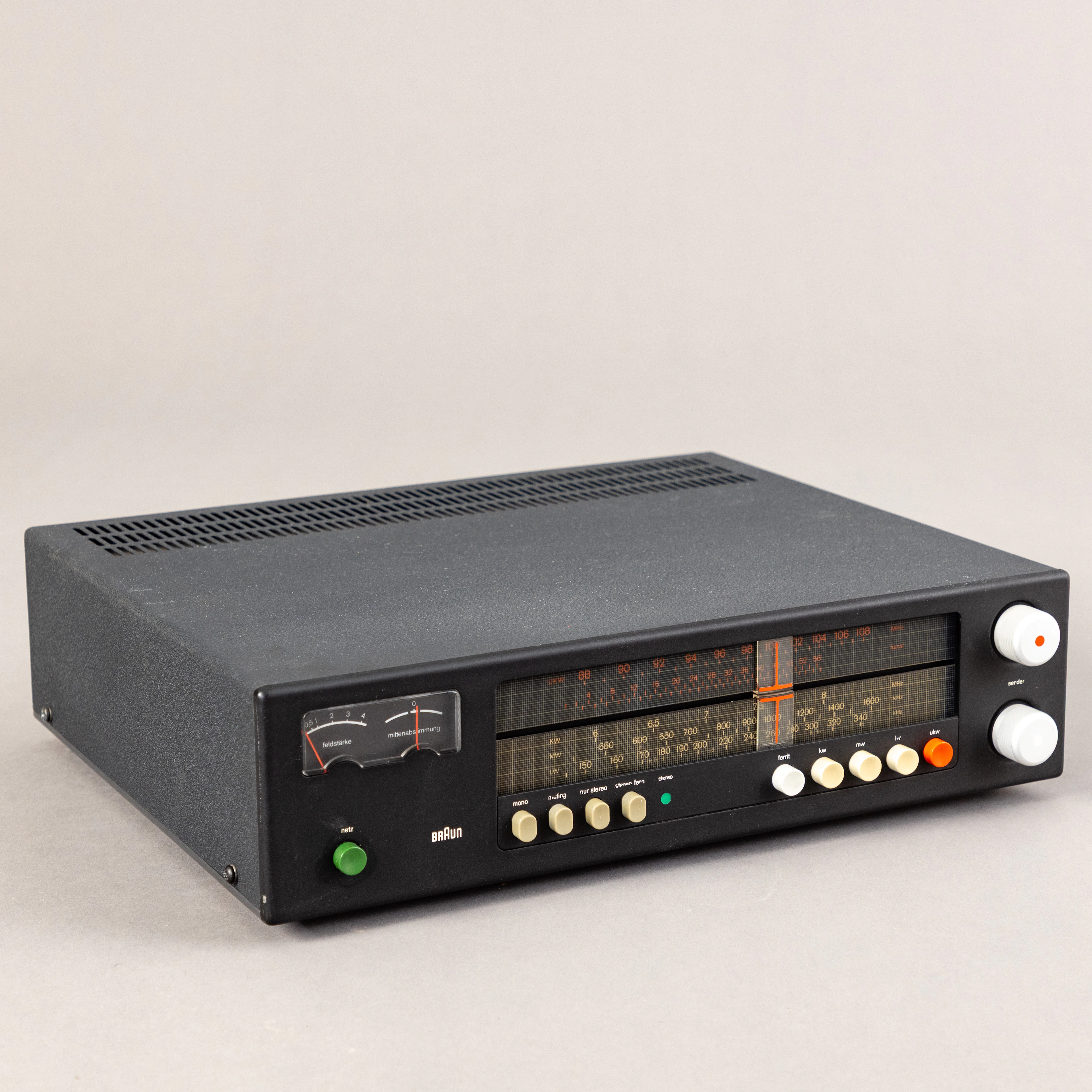 DIETER RAMS. Braun, Vorverstärker mit SQ-Decoder, CSQ 1020.