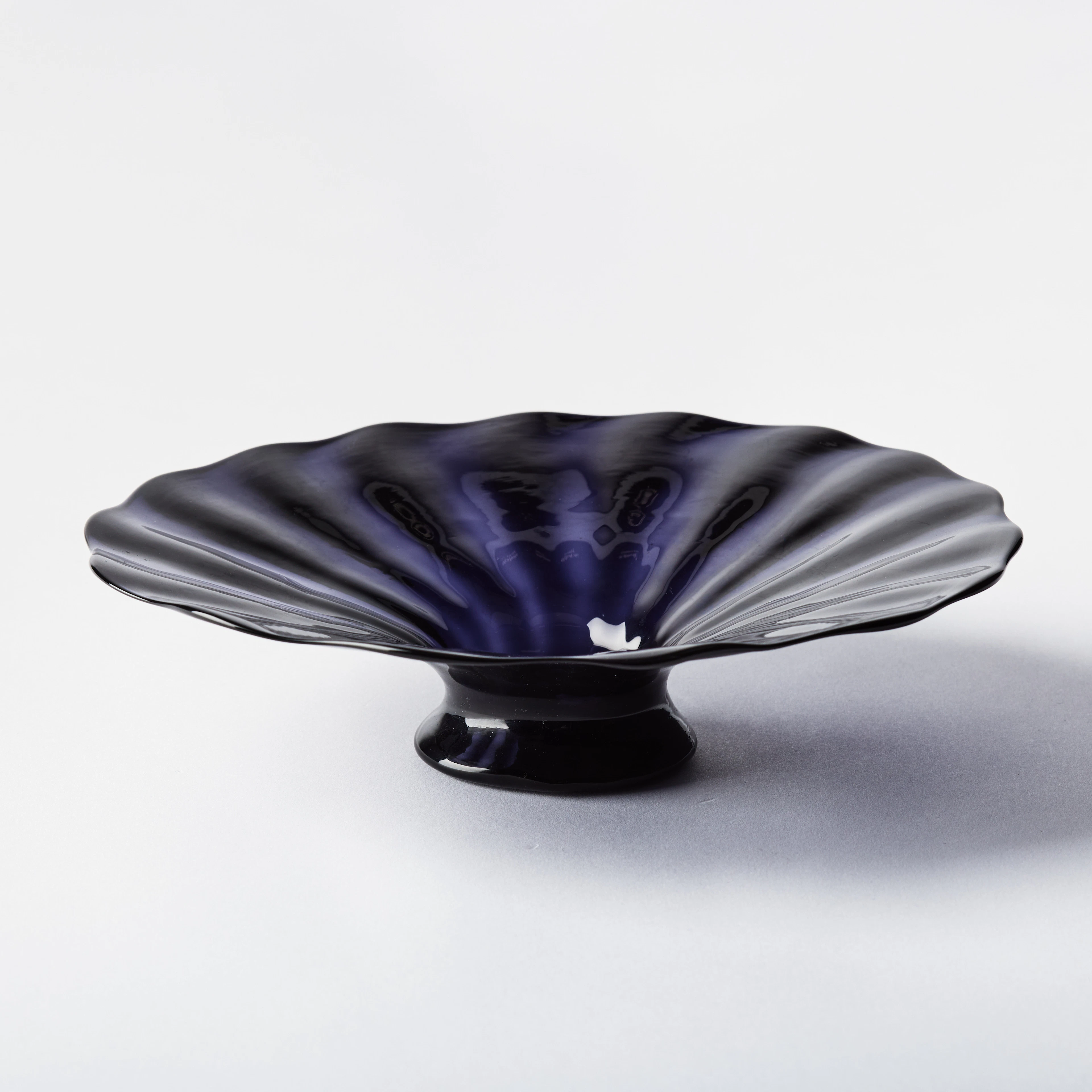 EDWARD HALD. "Slottsglas", skål, Orrefors 1925, optikblåst, mörkviolett