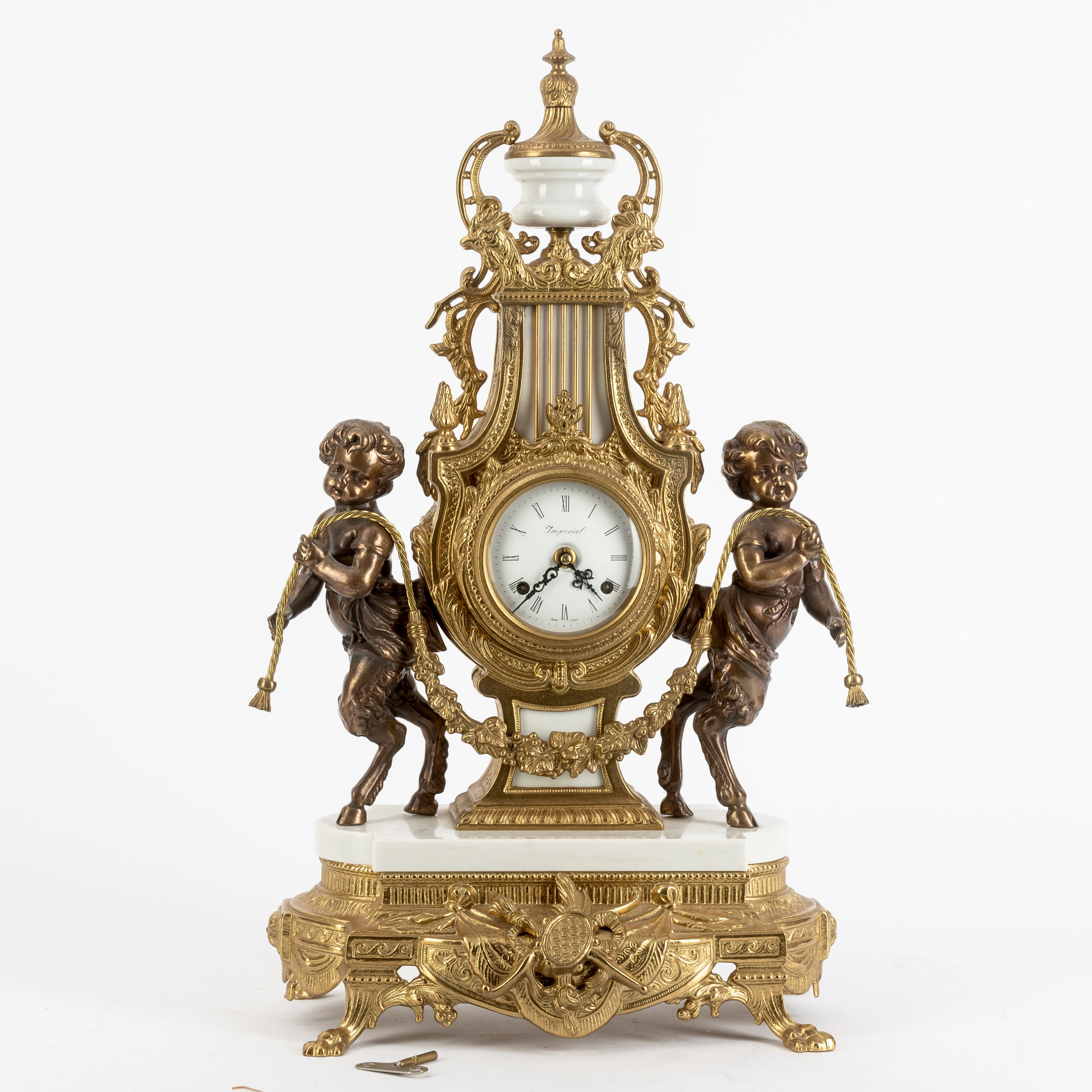 FRANZ HERMLE. Große Prunkpendule im Stil des Louis XVI mit einem Paar