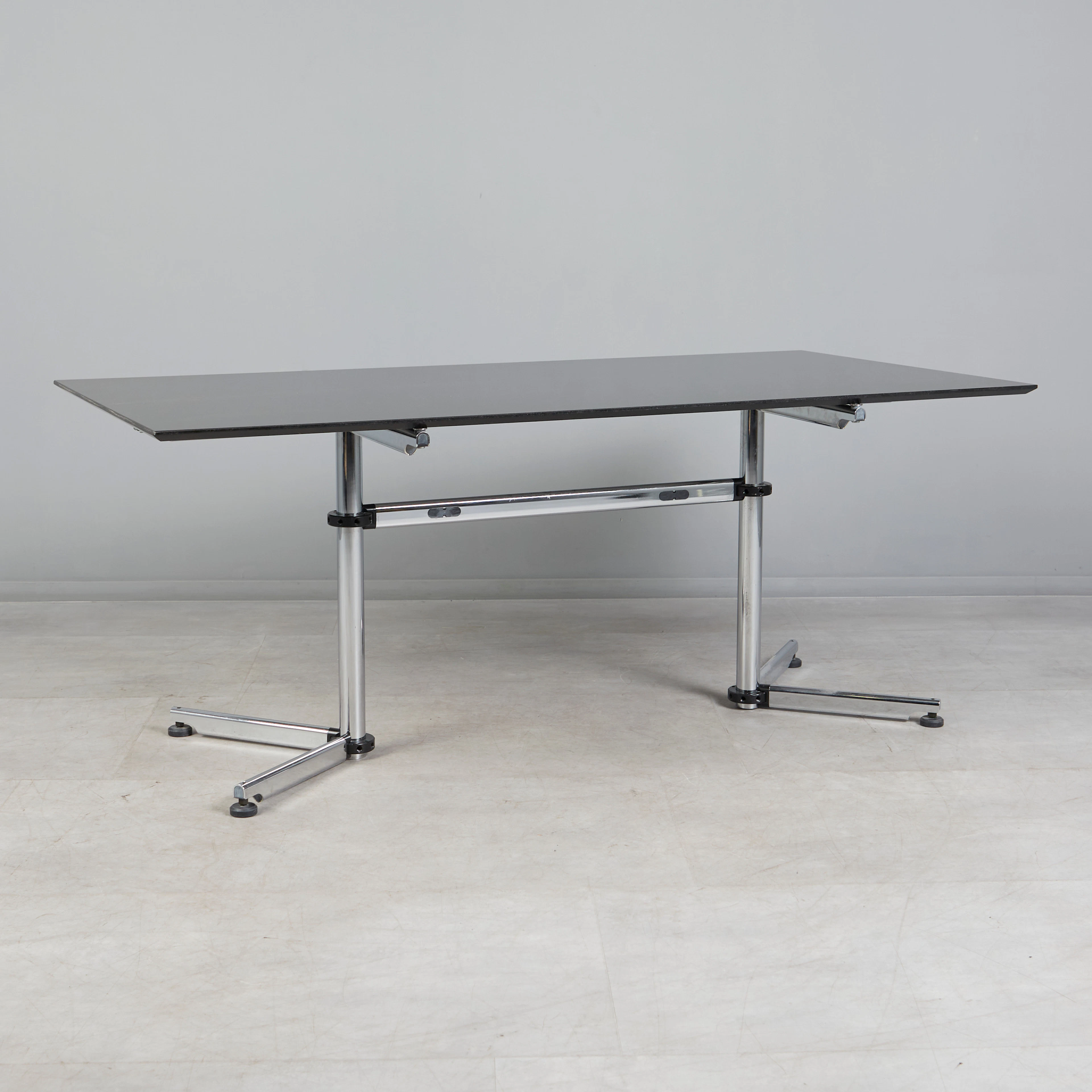 USM Haller, Tisch / Esstisch, Modell 'Kitos', Stahl, verchromt, Stein