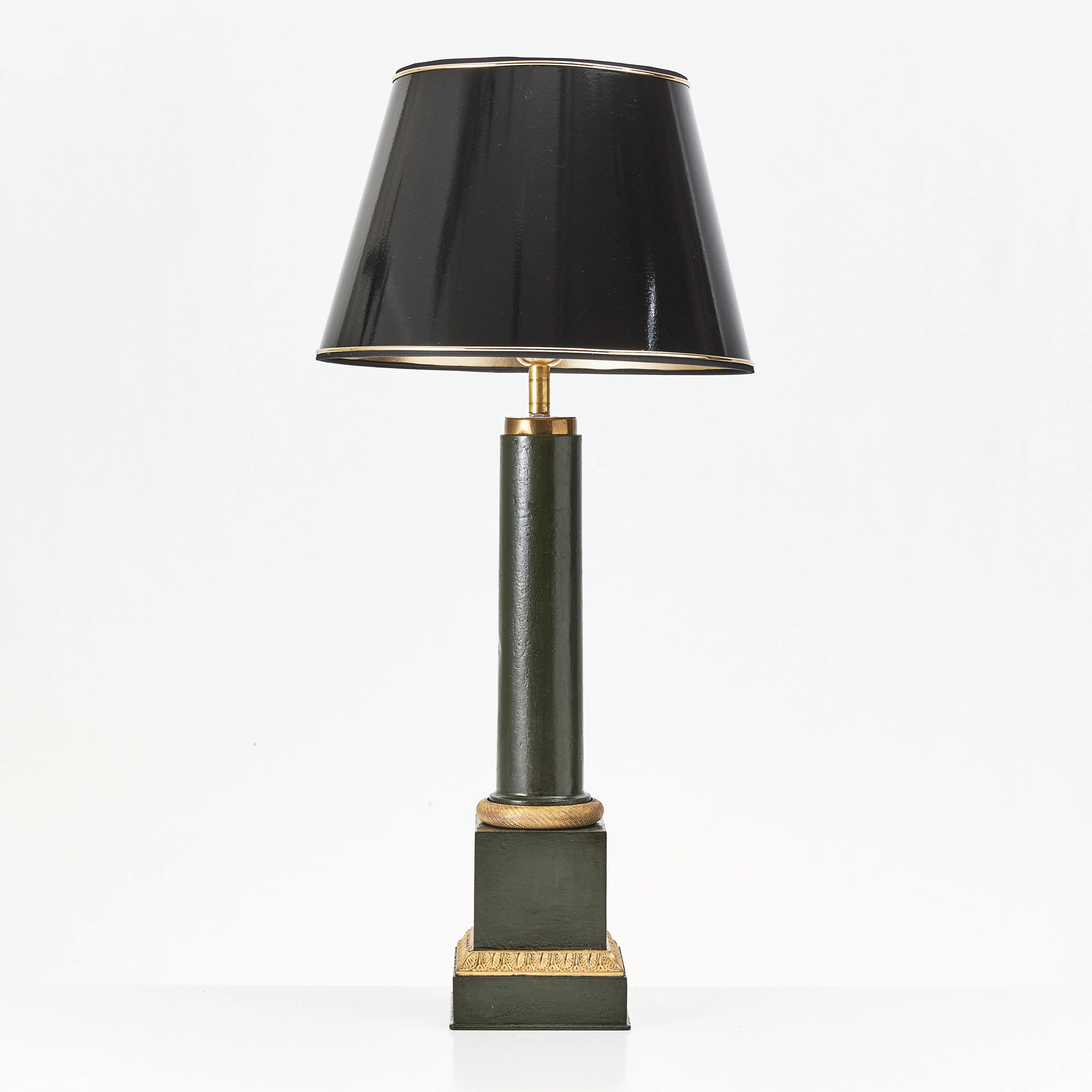 BORDSLAMPA, 1900-talets början, empirestil, bemålad plåt samt förgylld mässing.