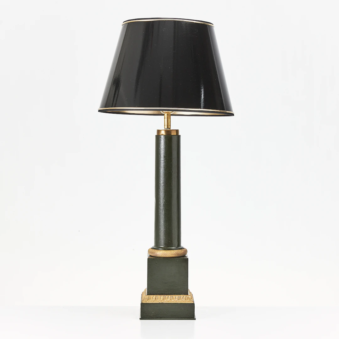 BORDSLAMPA, 1900-talets början, empirestil, bemålad plåt samt förgylld mässing.
