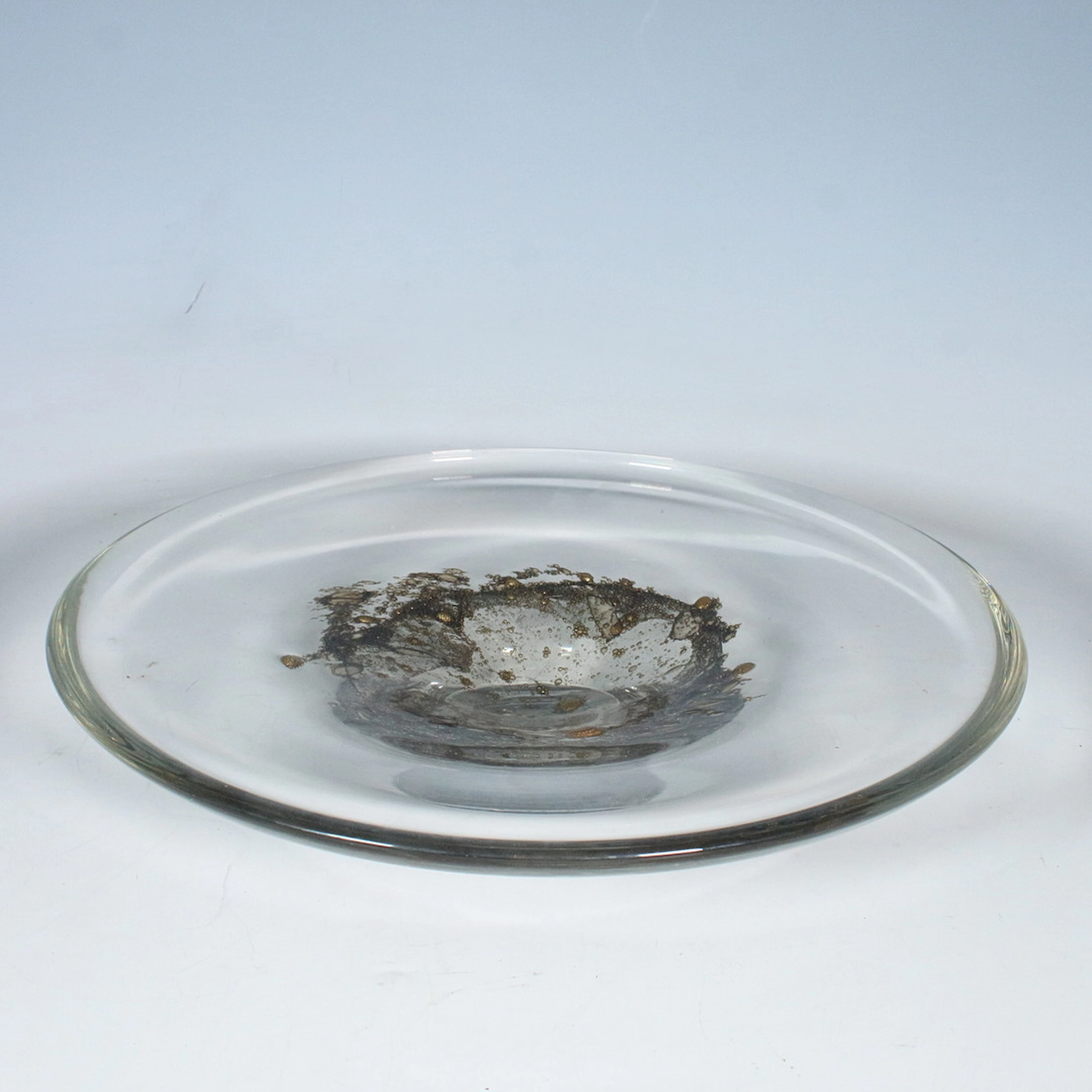 PEILL&PUTZLER. Mundgeblasene Glasschale mit Goldeinschlüsse. Serie