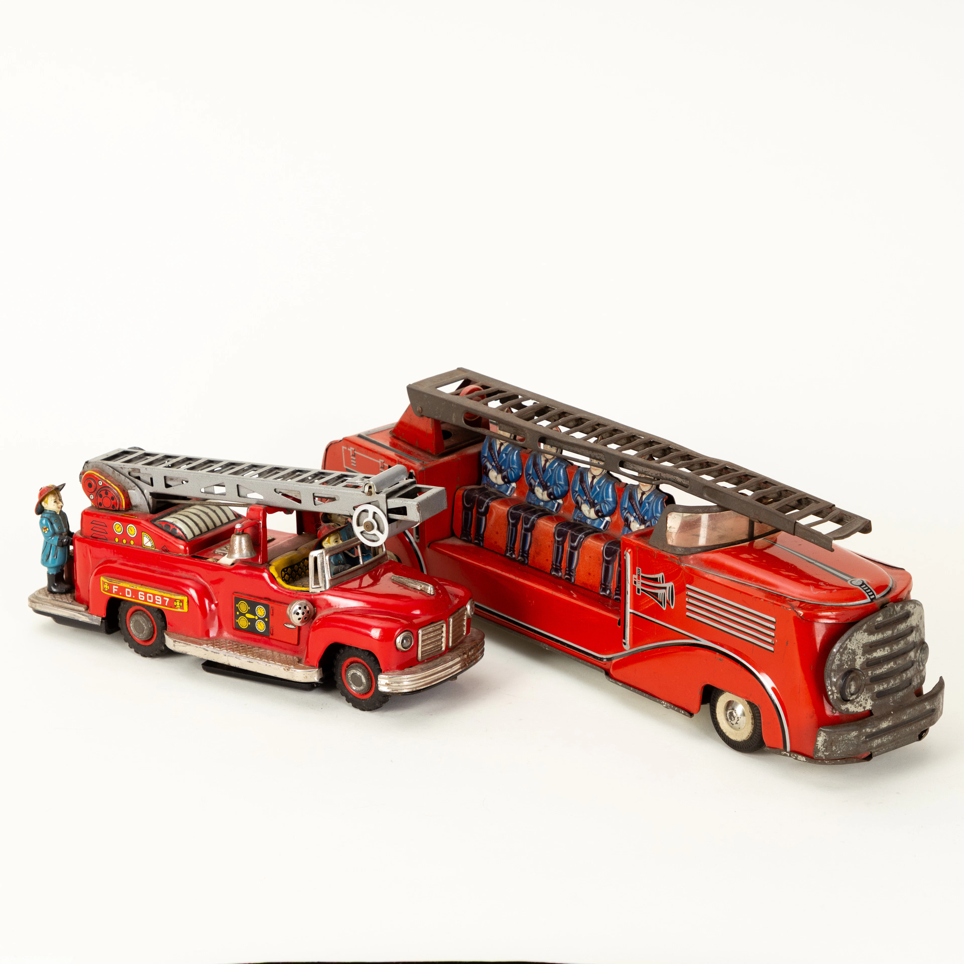 OMURA UND PHILIPP NIEDERMEIER. Feuerwehrauto PN -370 und Leiterwagen