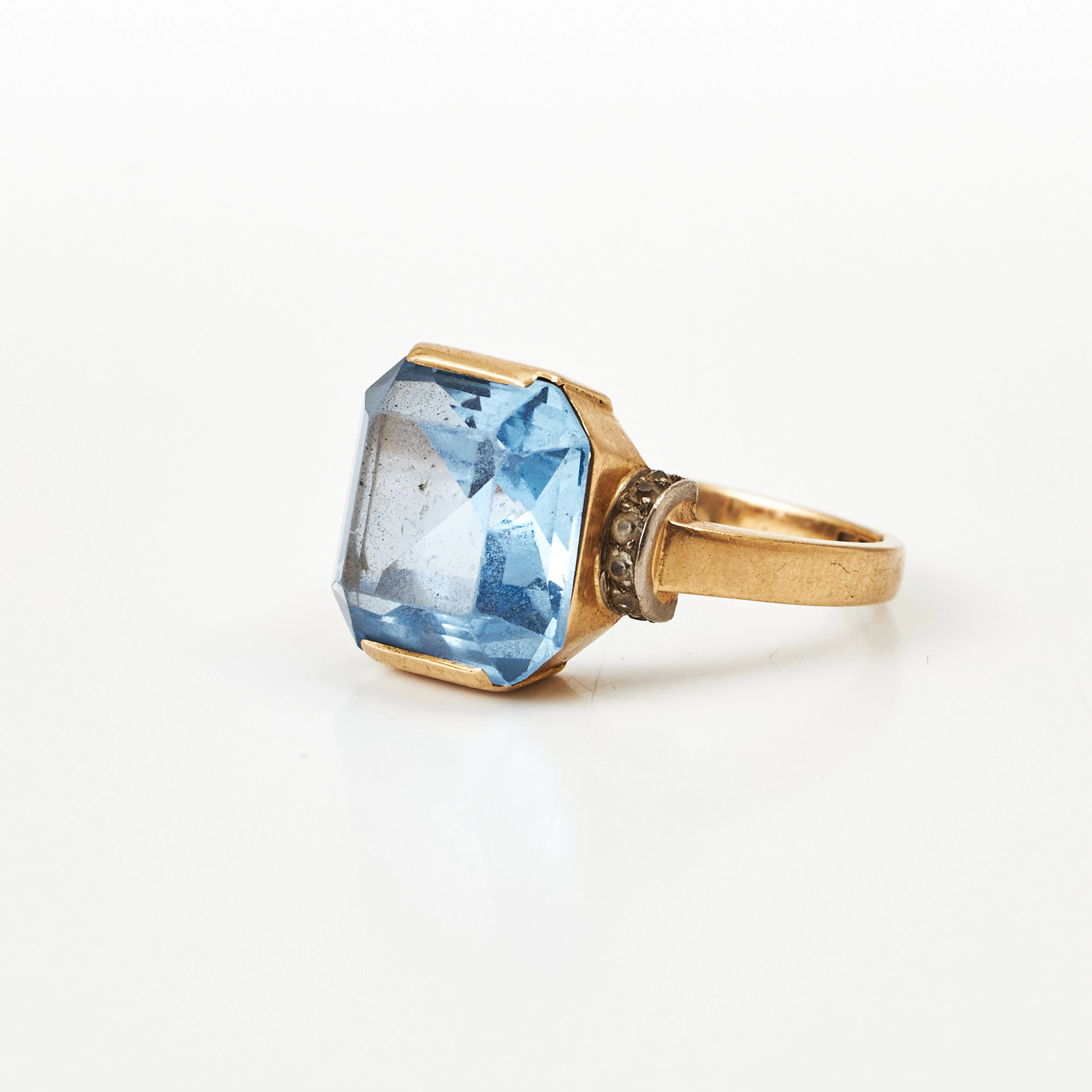 RING, 18 k guld, trappslipad syntetisk spinell, samt sidodekorer av