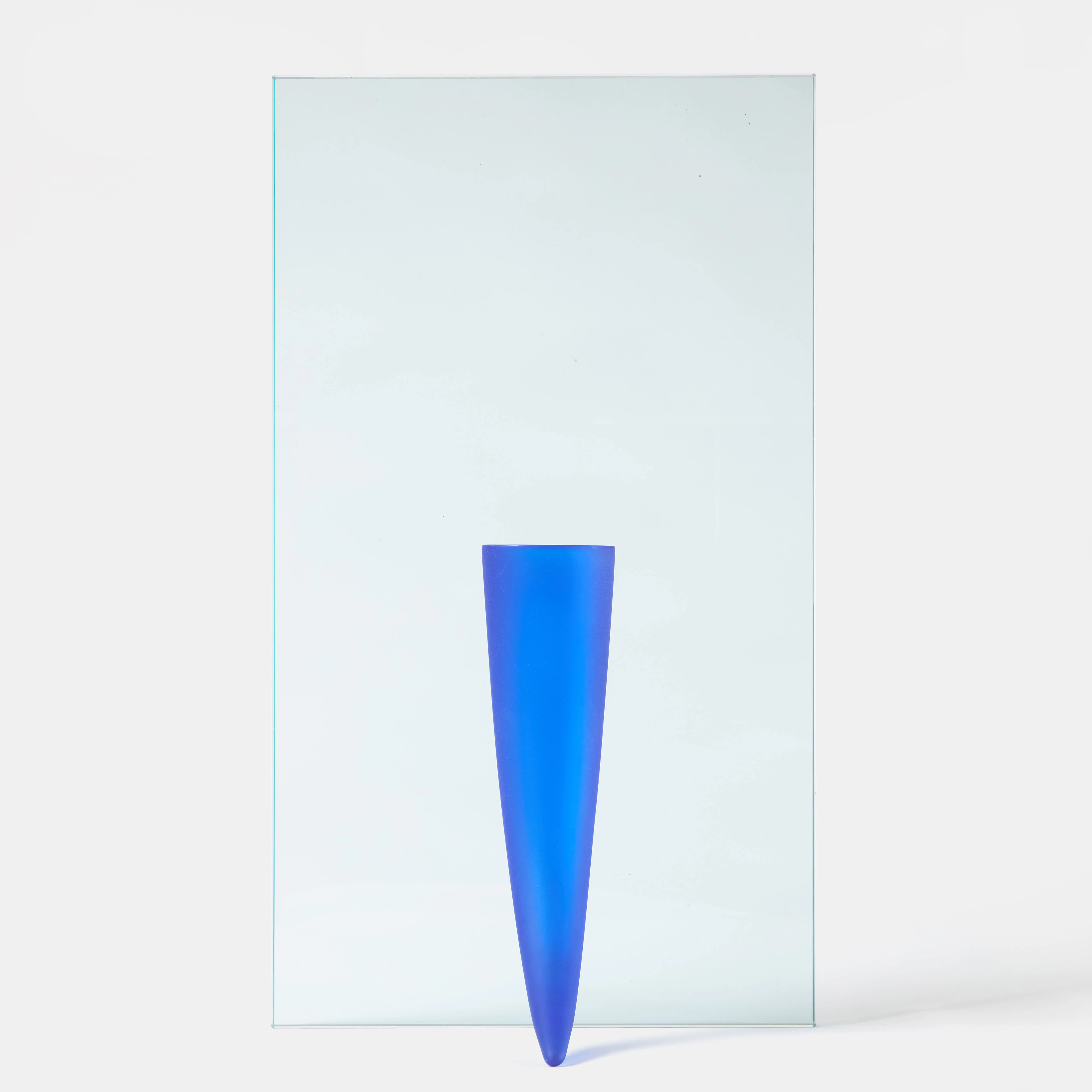 PHILIPPE STARCK. "Petite Étrangeté Sous un Mur Vase".