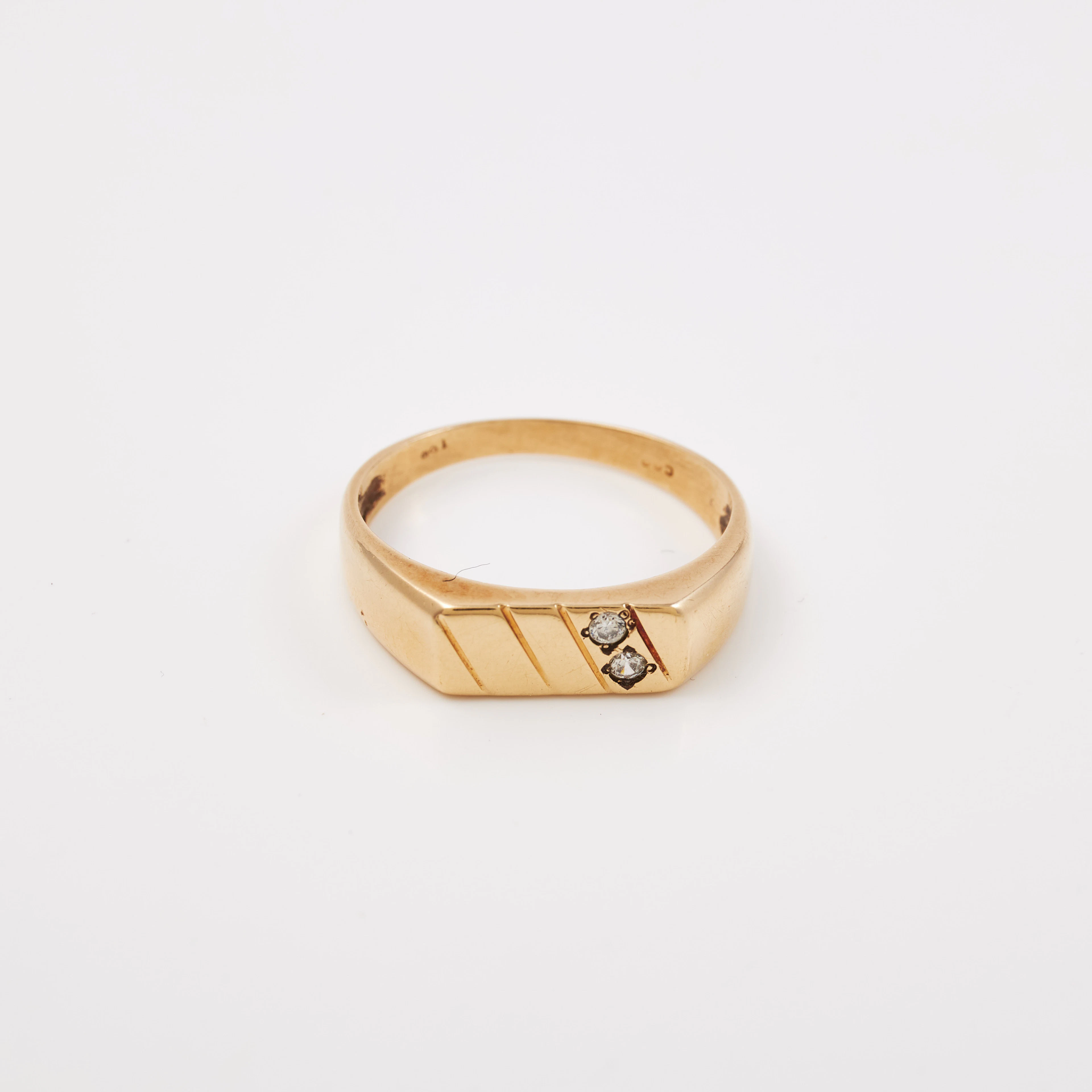 RING, 14 k guld, med kubik zirkoner, otydliga stämplar.