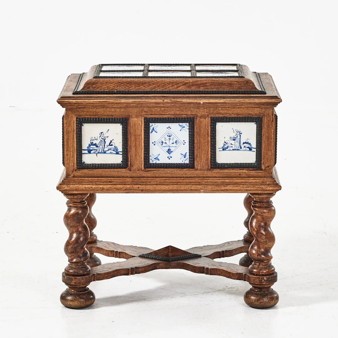 SKRIN, 1800-tal, barockstil, med kakelplattor från Delft 1700-tal.