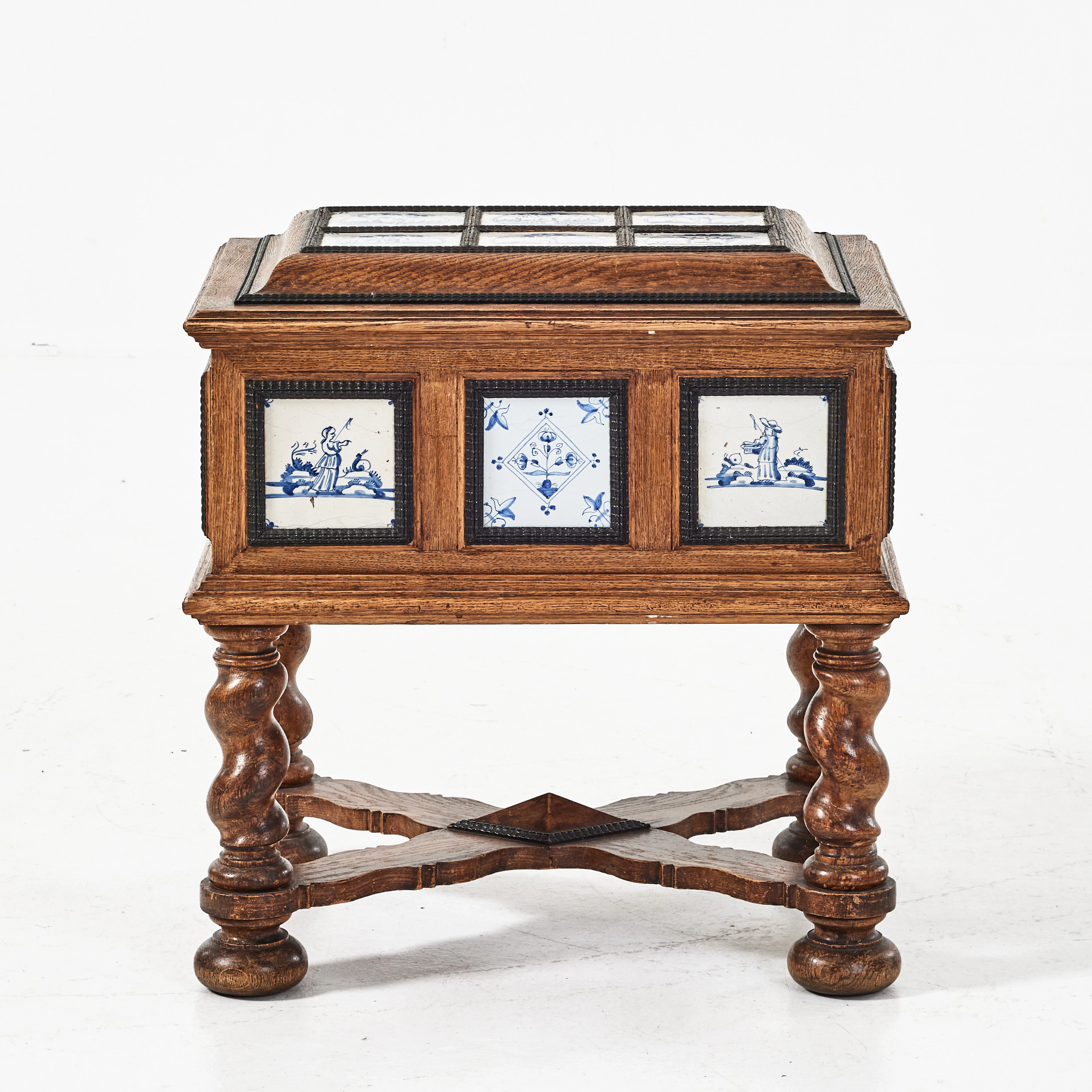 SKRIN, 1800-tal, barockstil, med kakelplattor från Delft 1700-tal.