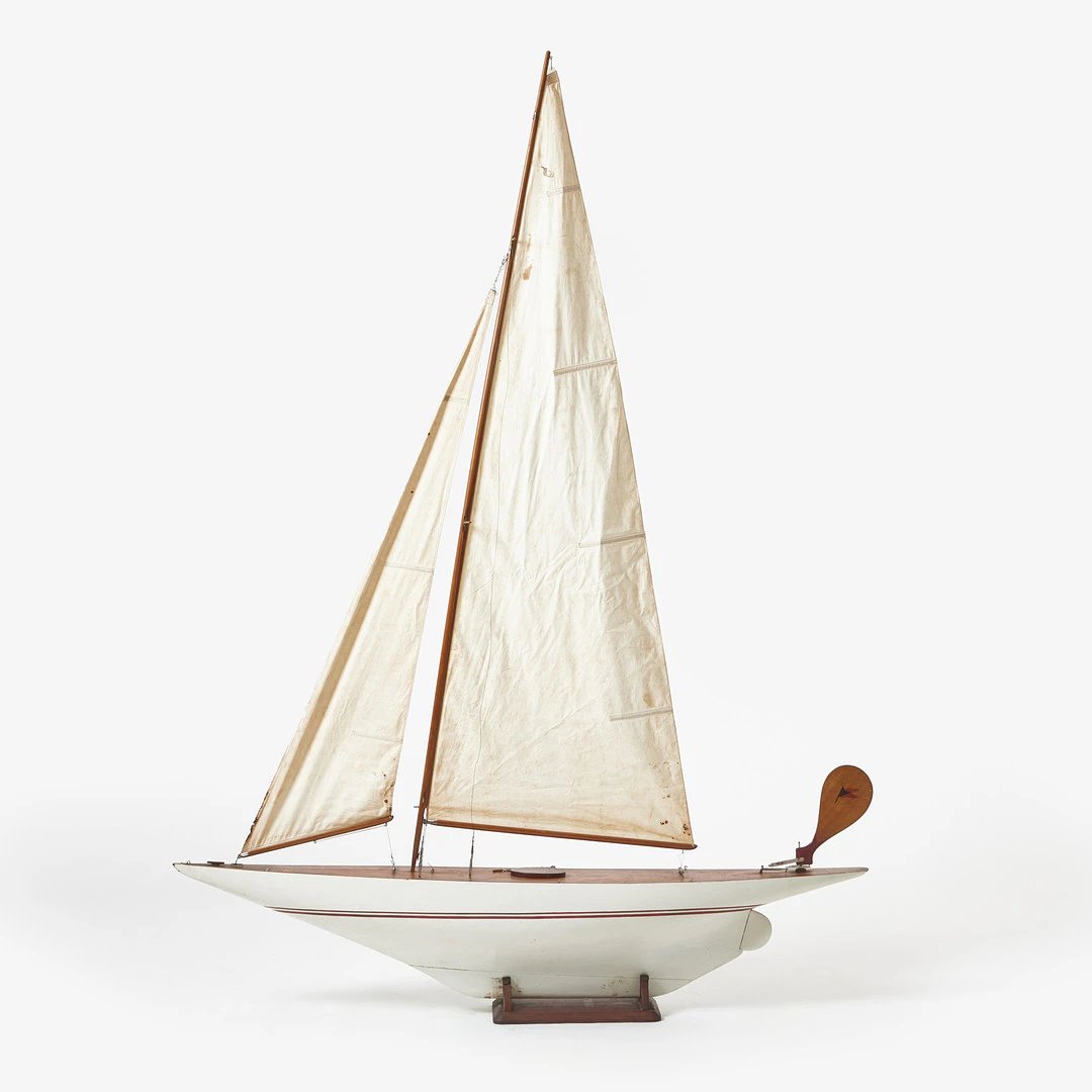 POND YACHT, seglande modell, "Ay, Ay, Ay", mahogny, med bemålat köl