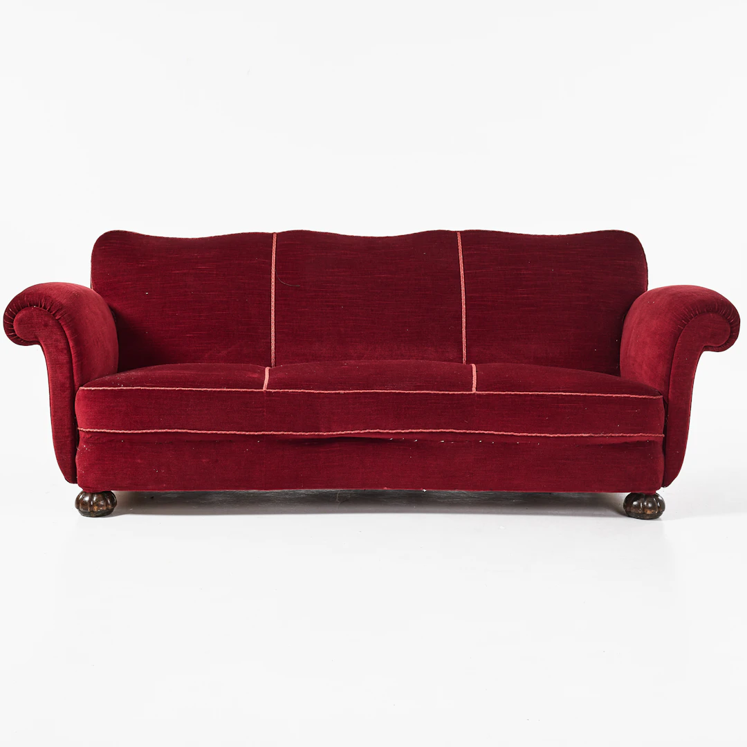 SOFFA, 1940-tal, klädd i röd sammet, brunbetsad fötter.