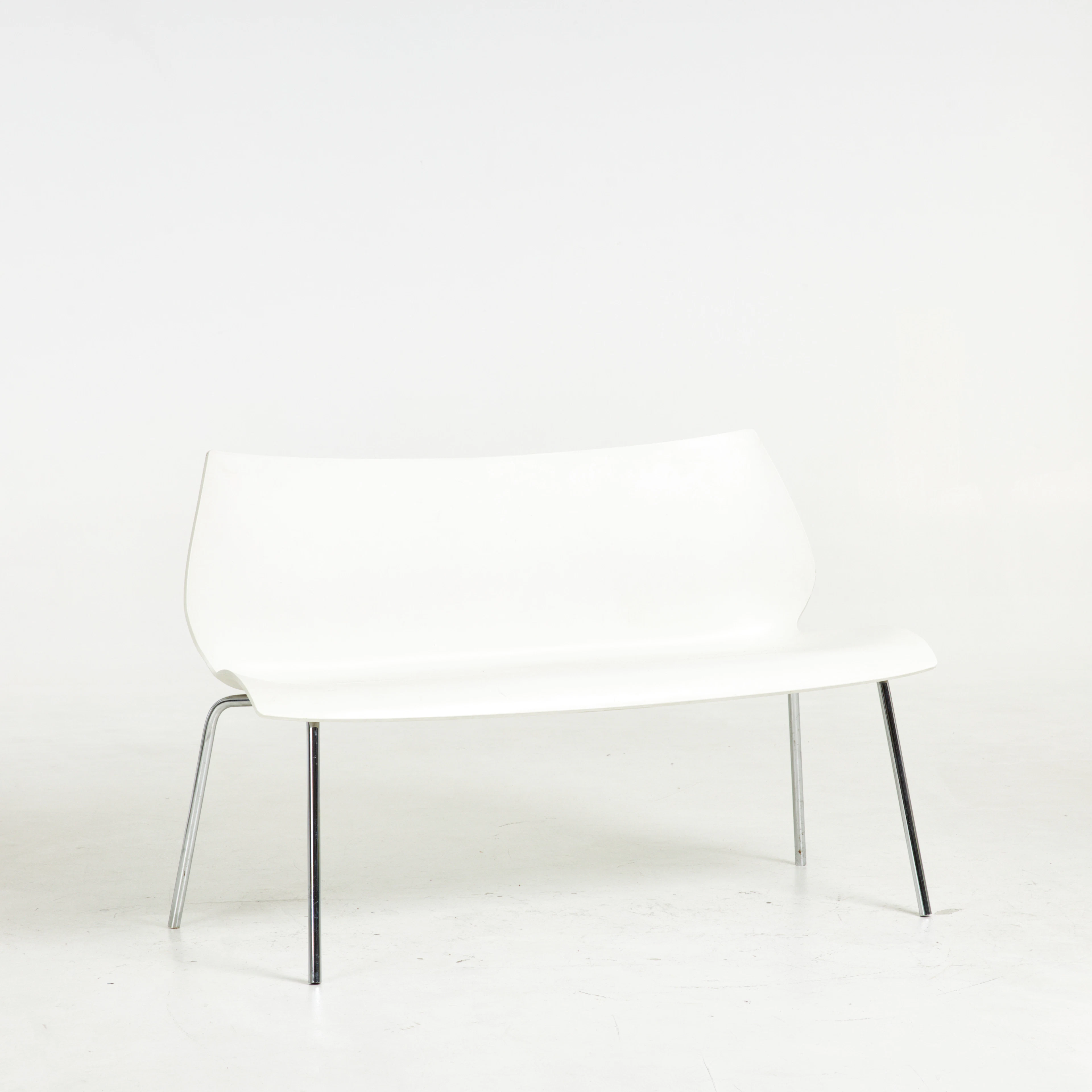VICO MAGISTRETTI. "Maui", Soffa, formpressad plast, benstomme i kromad