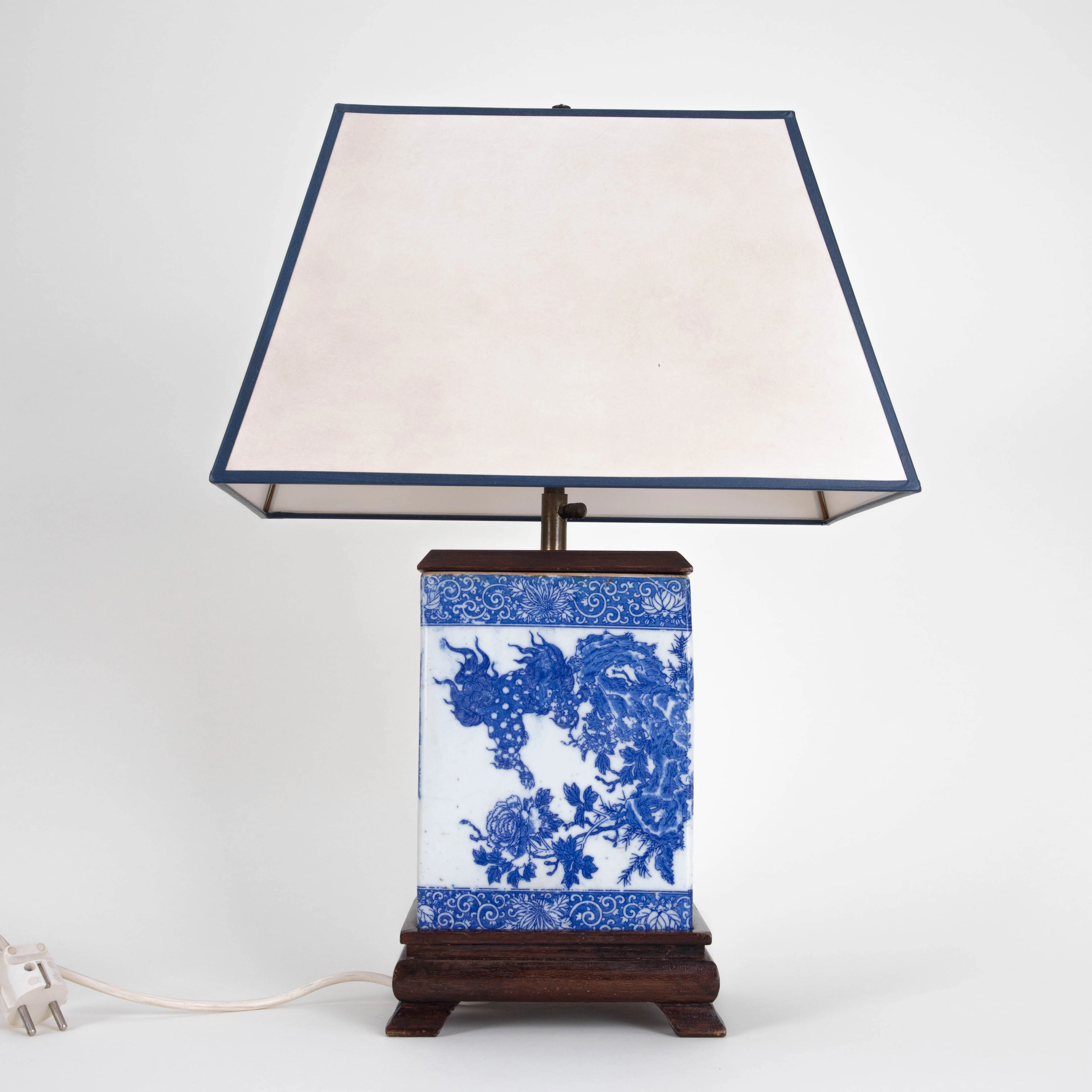Tischlampe mit einer chinesischen Kopfstütze, 20. Jh.
