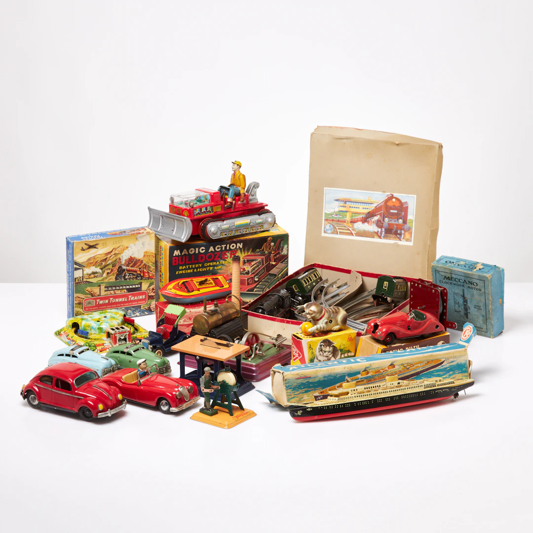 PLÅTLEKSAKER, 16 dlr, bl.a. Tomura Toy, Fleischmann, mestadels med