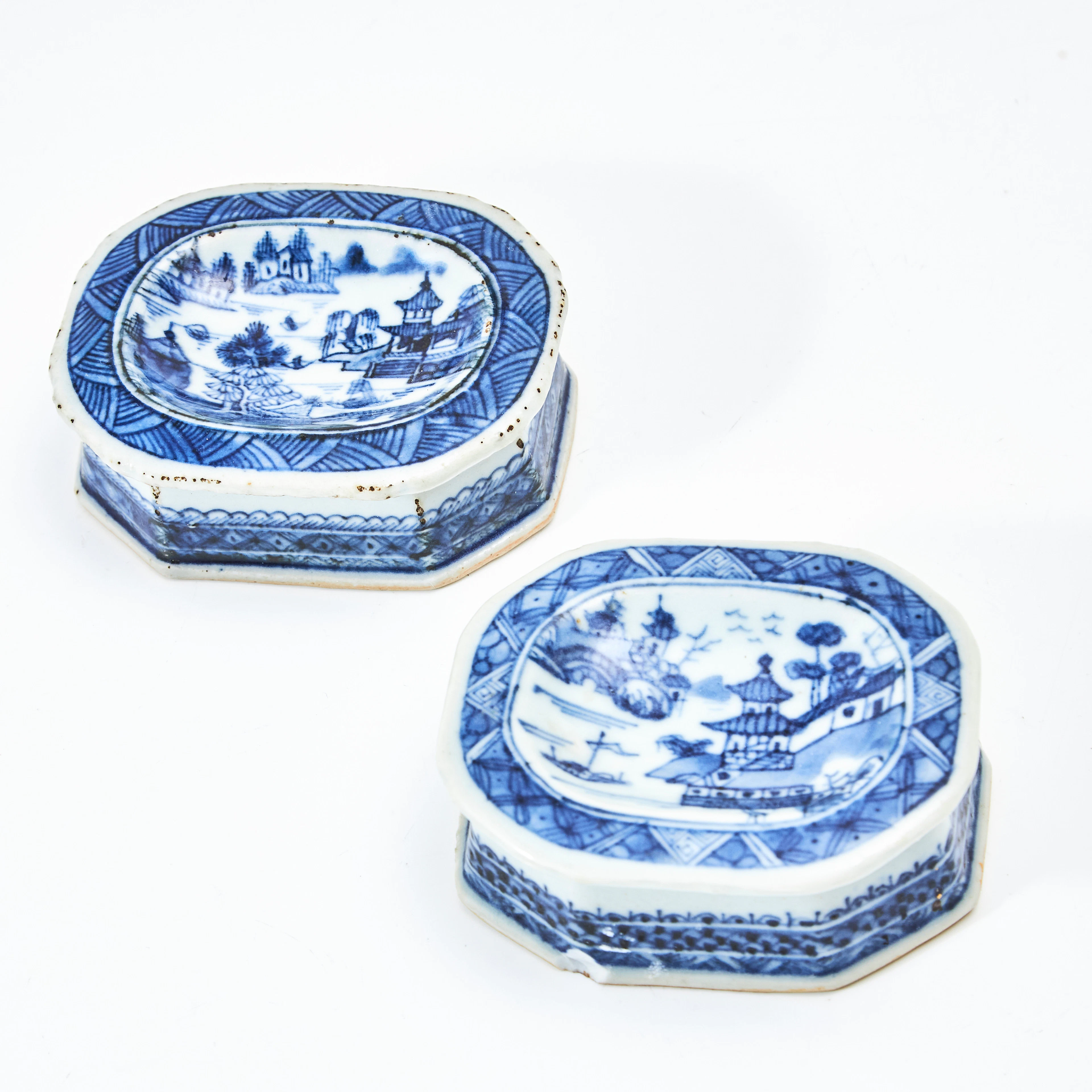 SALTKAR, 2 st, porslin, Kina, 1700/1800-tal.