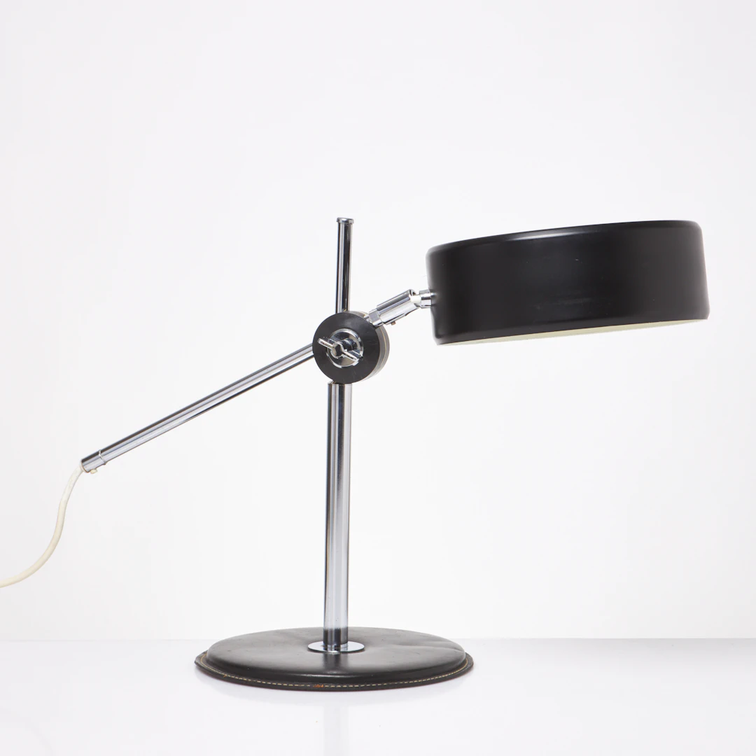 ANDERS PEHRSON. Bordslampa, "Simris", metall, fot med läderklädsel