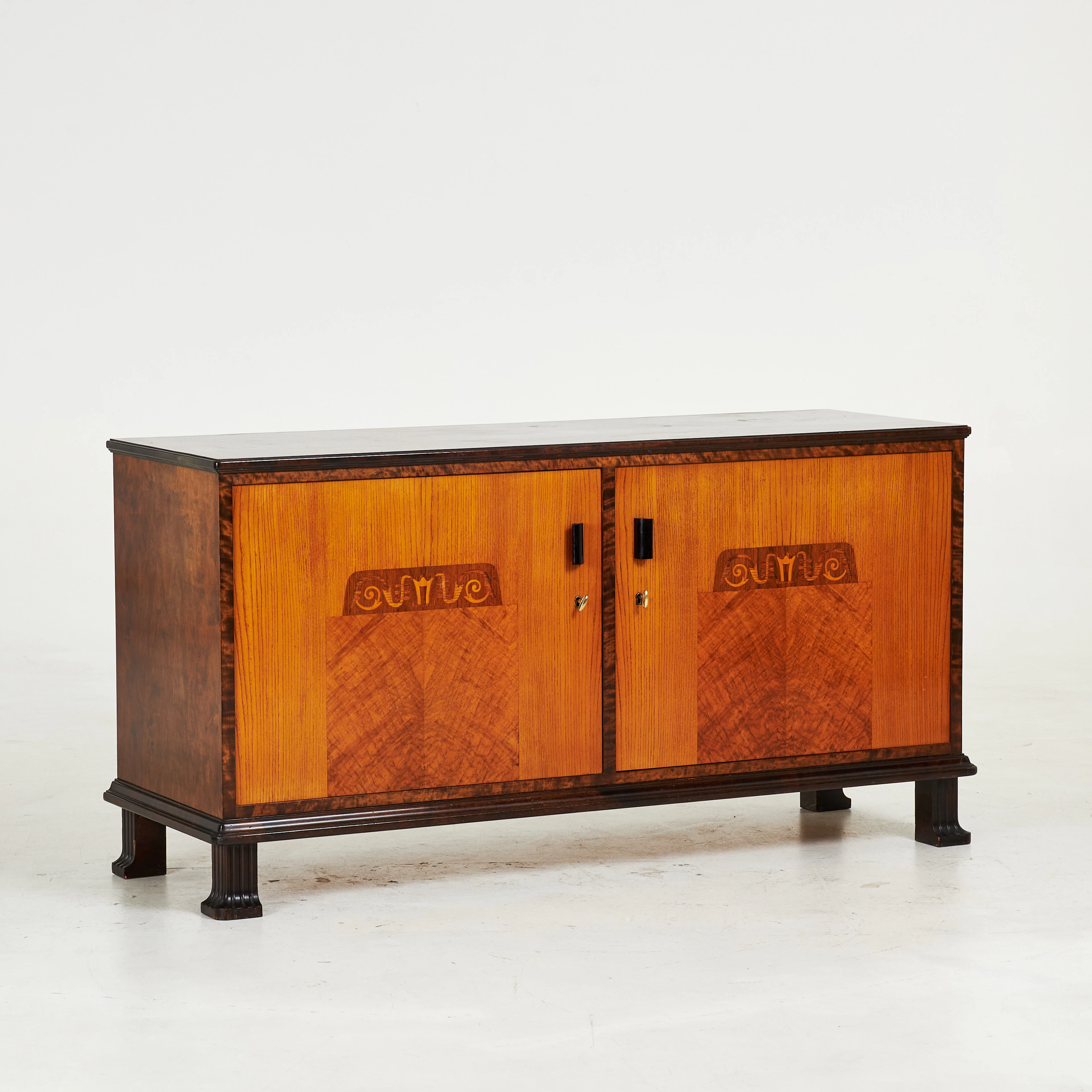 SIDEBOARD. Art Deco, fanérad med björk, dörrar fanérade i ask samt