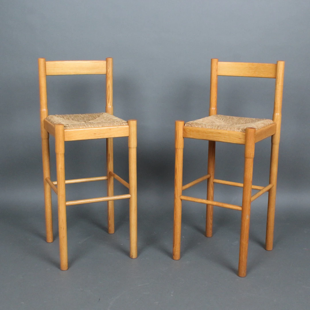 VICO MAGISTRETTI. Cassina, zwei Barhocker / Stühle, Kiefer, Modell