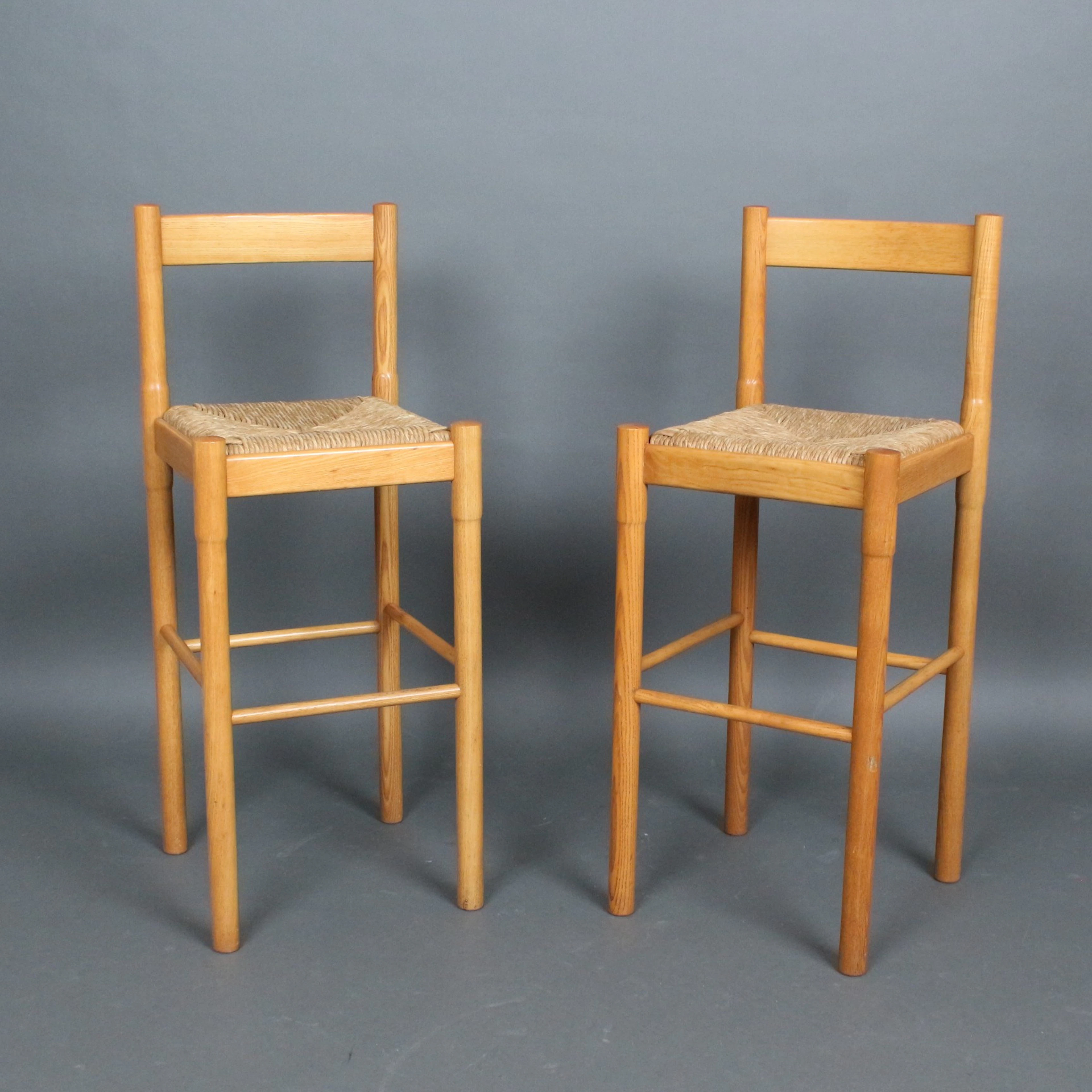 VICO MAGISTRETTI. Cassina, zwei Barhocker / Stühle, Kiefer, Modell