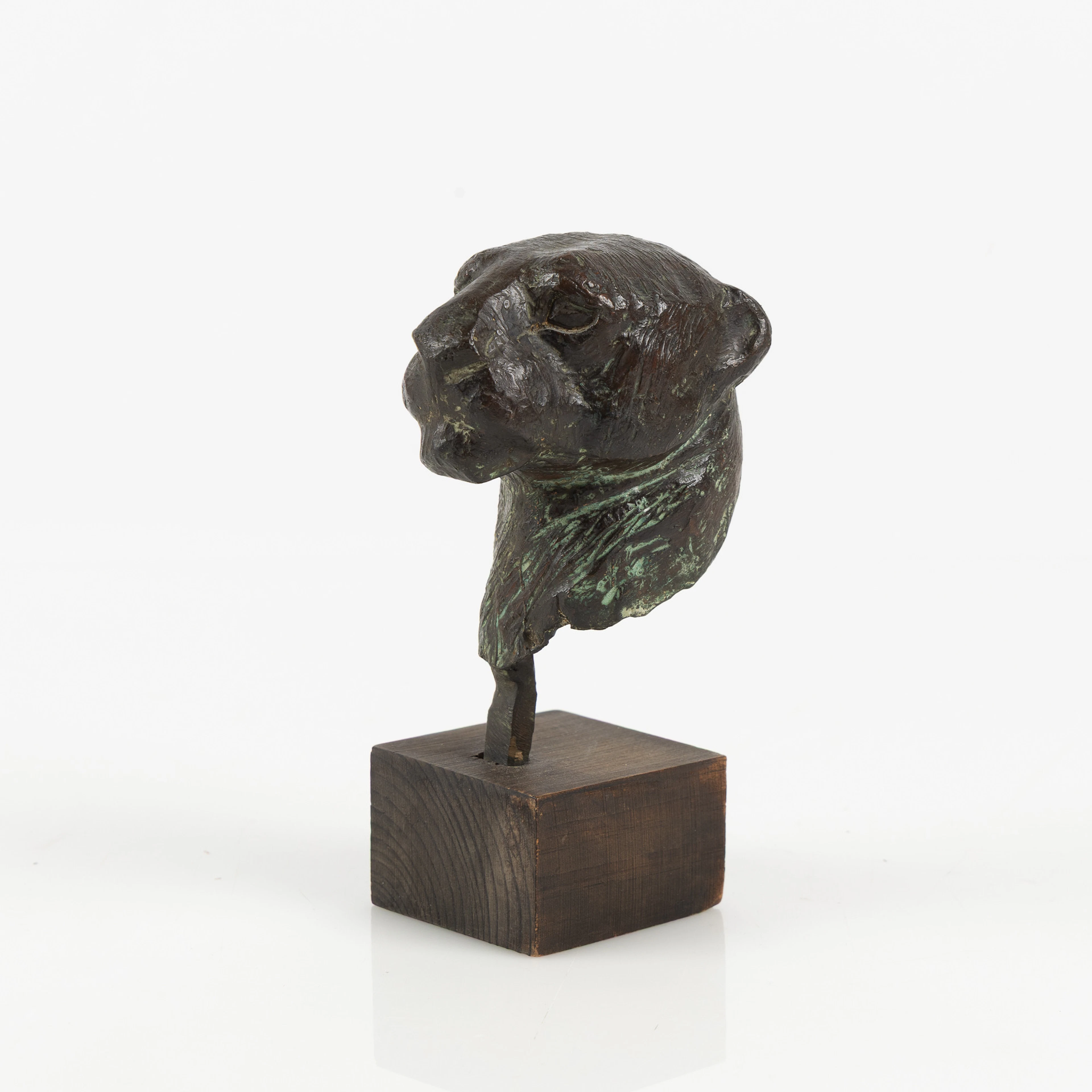 SKULPTUR, lejonhuvud, brons på träsockel, 1900-tal.