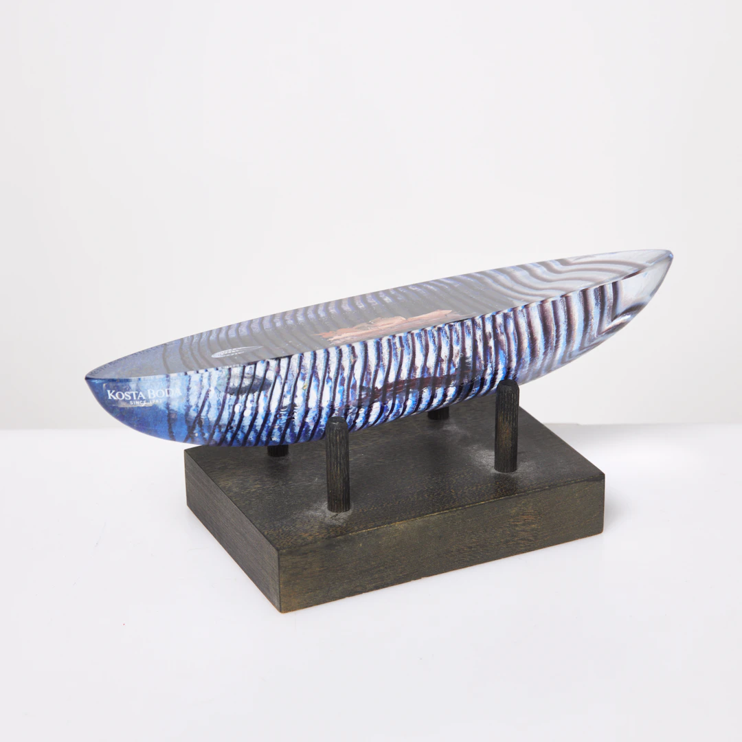 BERTIL VALLIEN. Skulptur, båt med innefattning, numrerad 979003/300